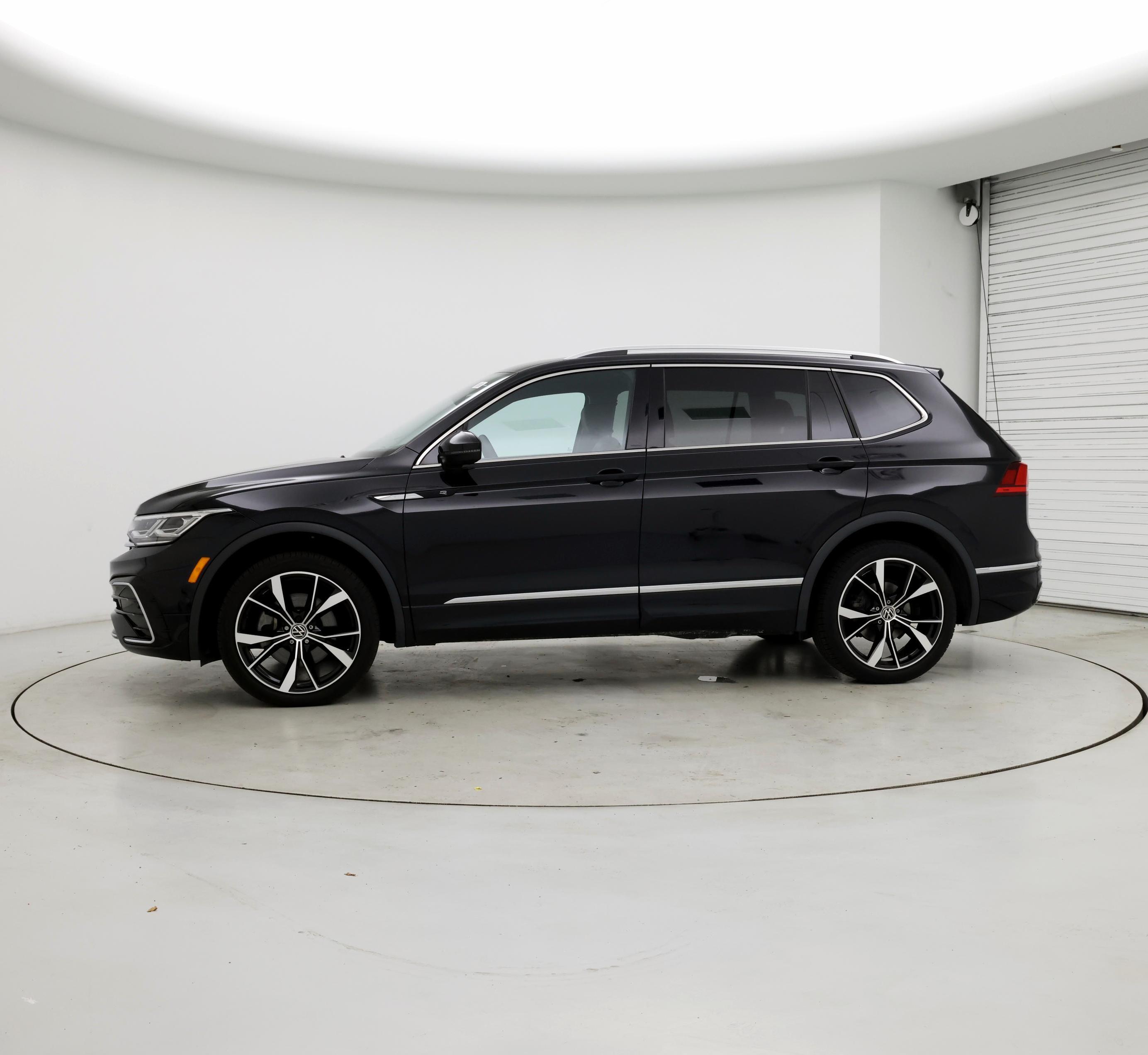 Thumbnail: 2022 Volkswagen Tiguan - 3
