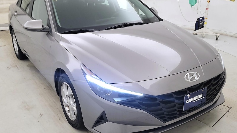 2021 Hyundai Elantra SE Hero Image