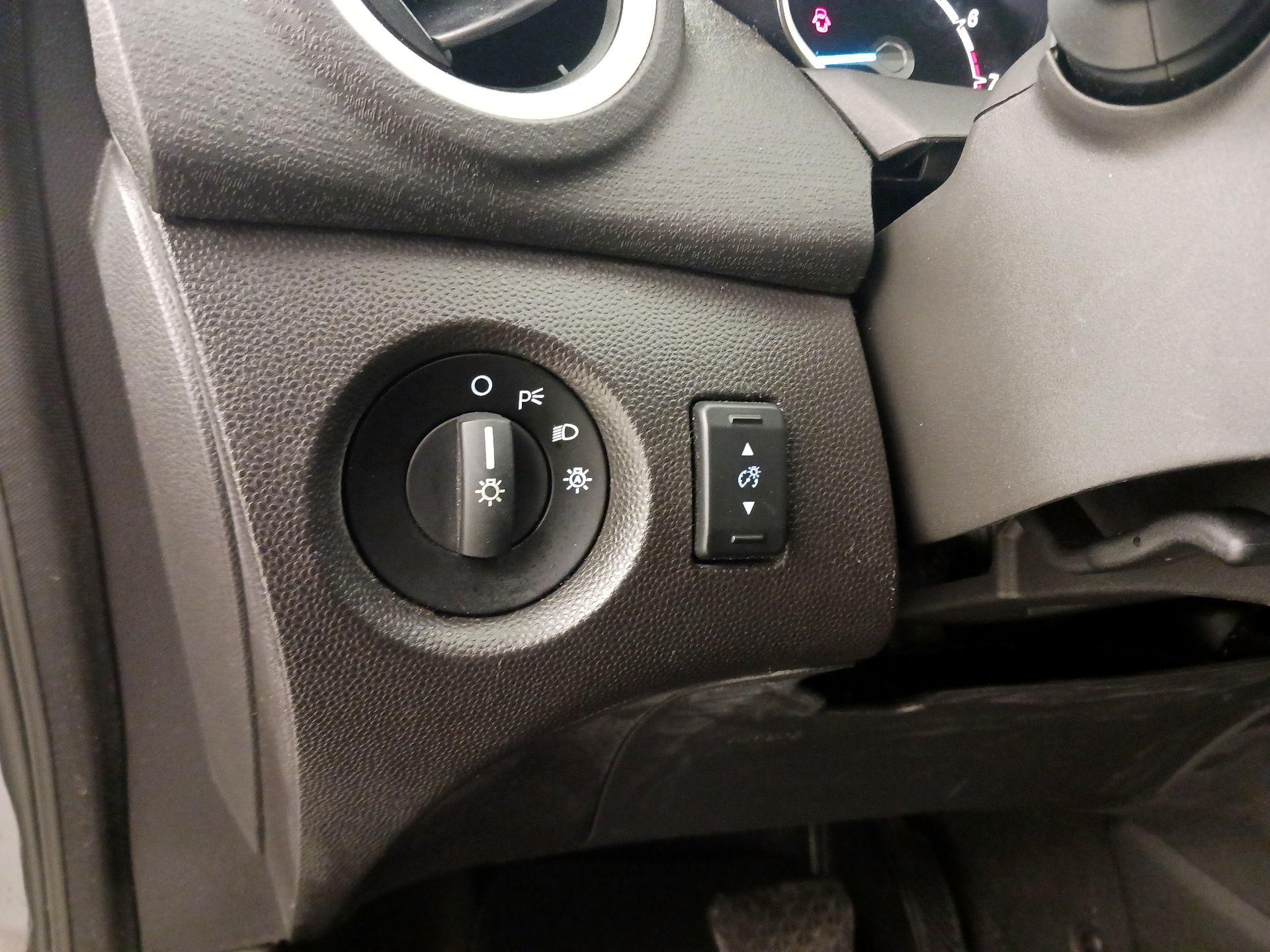 Thumbnail: 2014 Ford Fiesta - 13