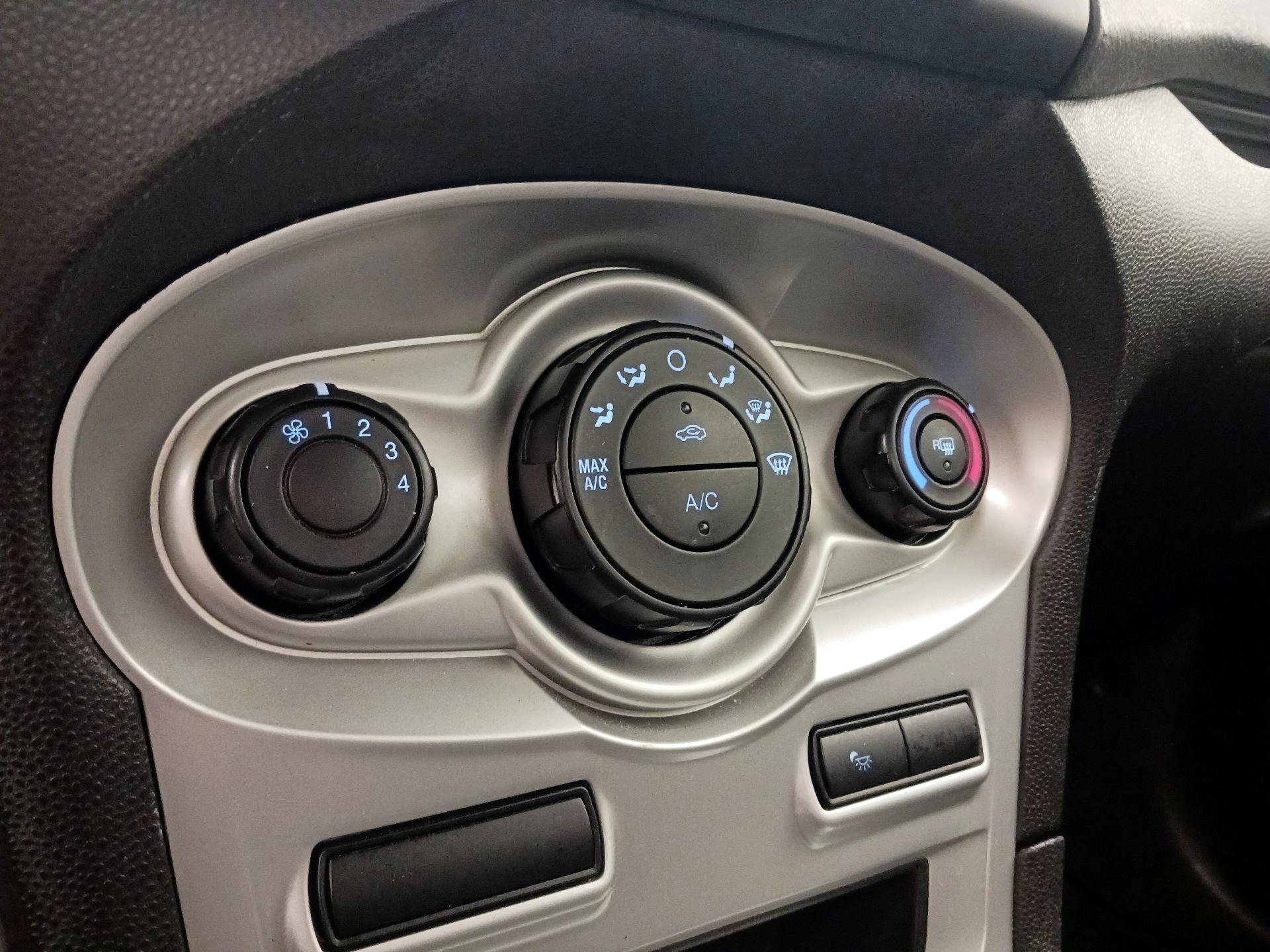 Thumbnail: 2014 Ford Fiesta - 15