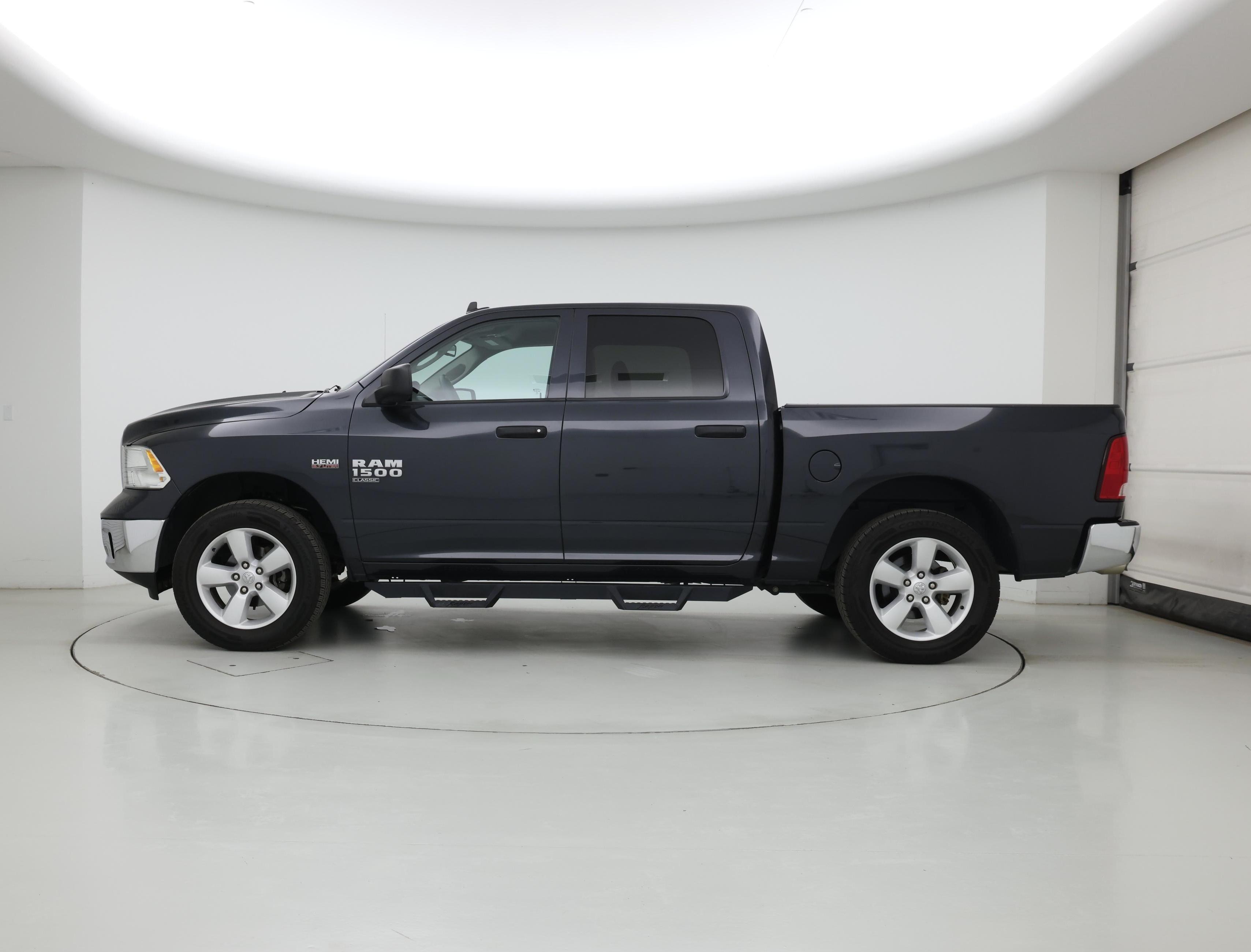 Thumbnail: 2021 RAM 1500 Classic - 3