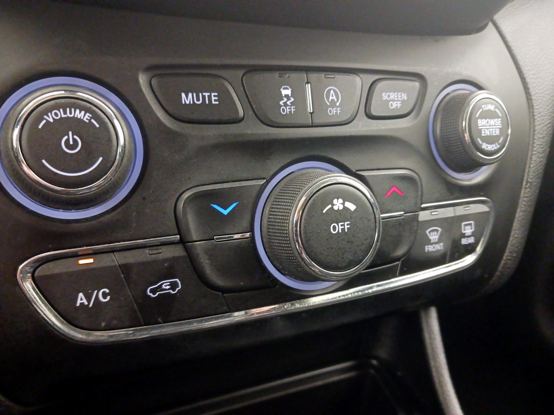 Thumbnail: 2019 Jeep Cherokee - 16