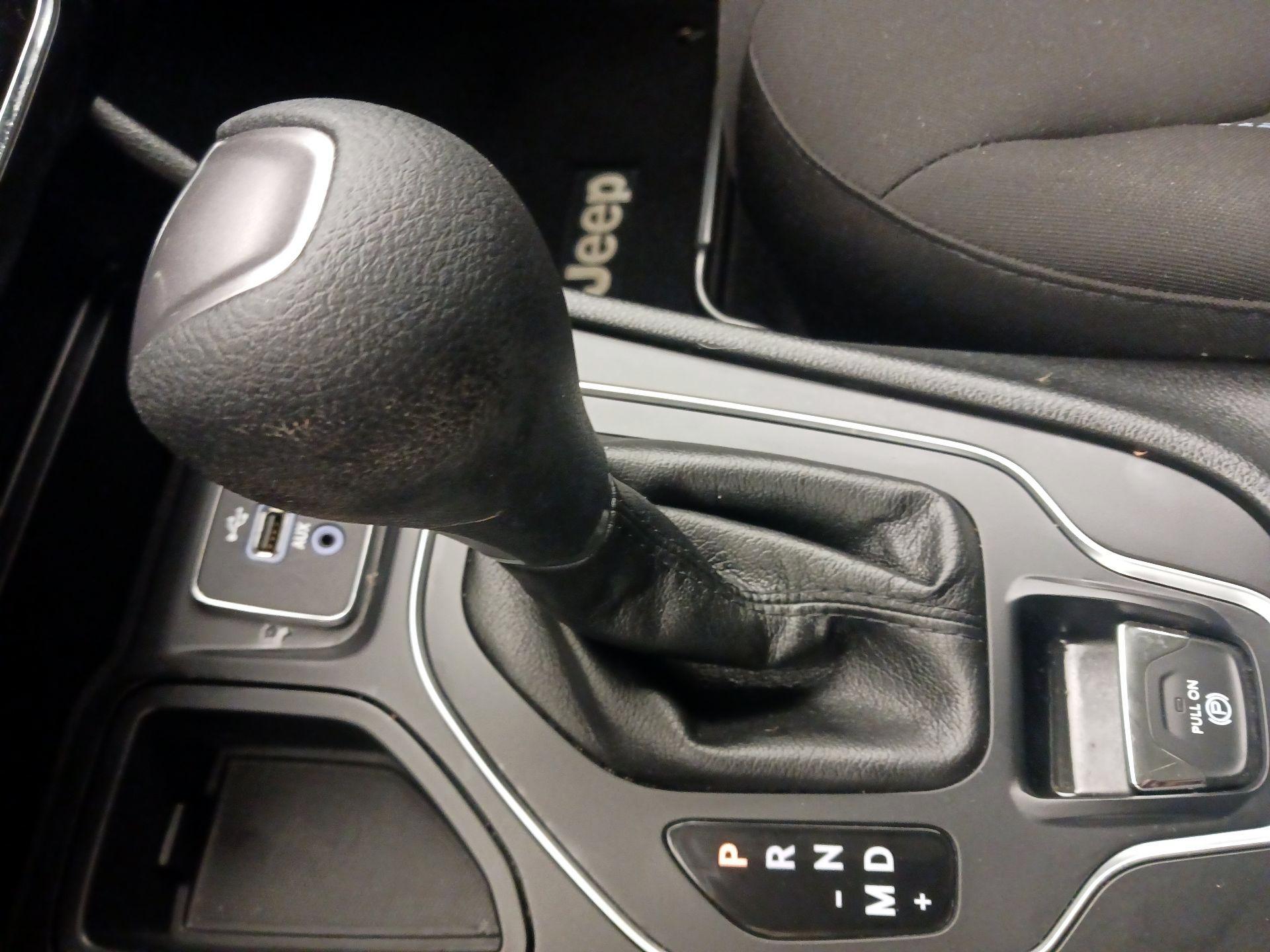 Thumbnail: 2019 Jeep Cherokee - 17