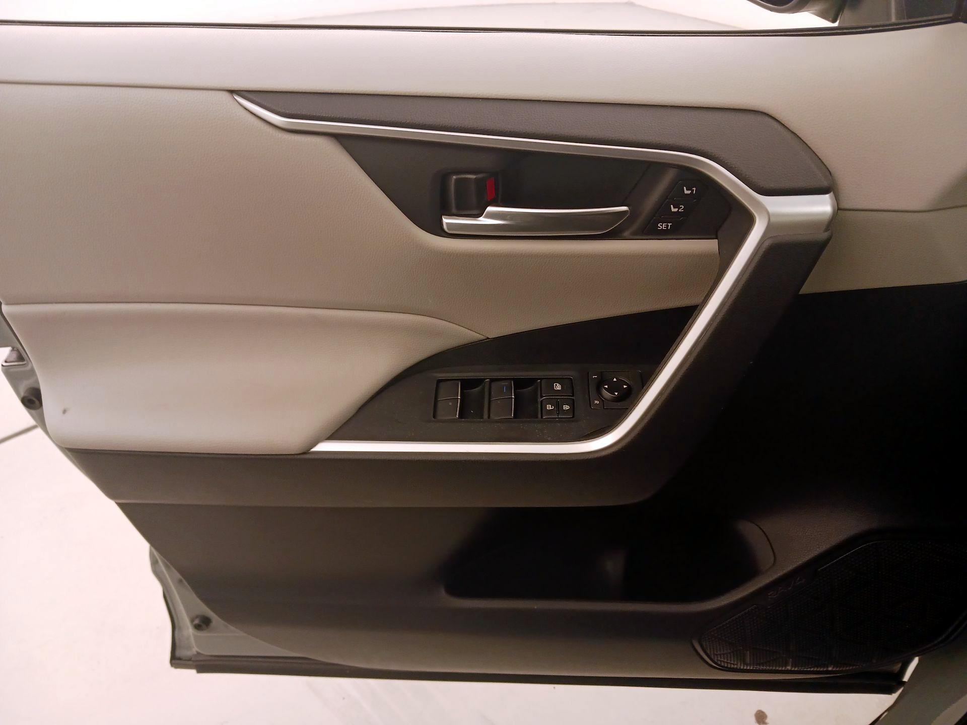 Thumbnail: 2020 Toyota RAV4 - 12