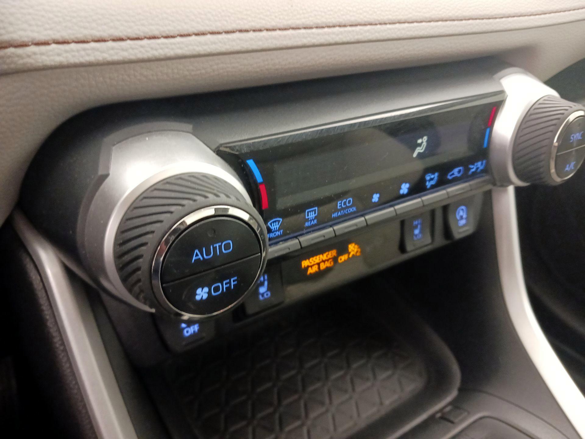 Thumbnail: 2020 Toyota RAV4 - 16