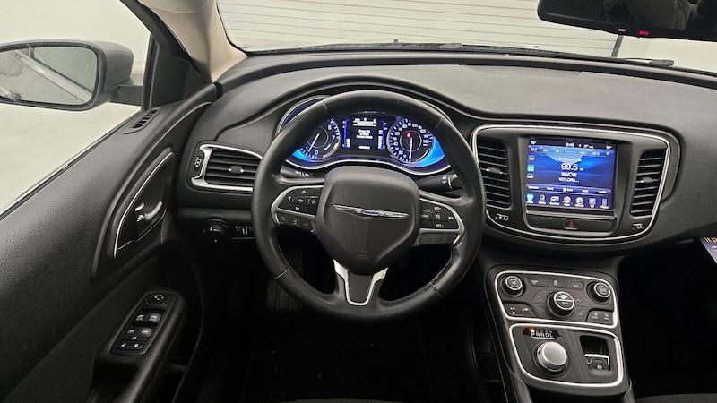 2016 Chrysler 200 Limited 10