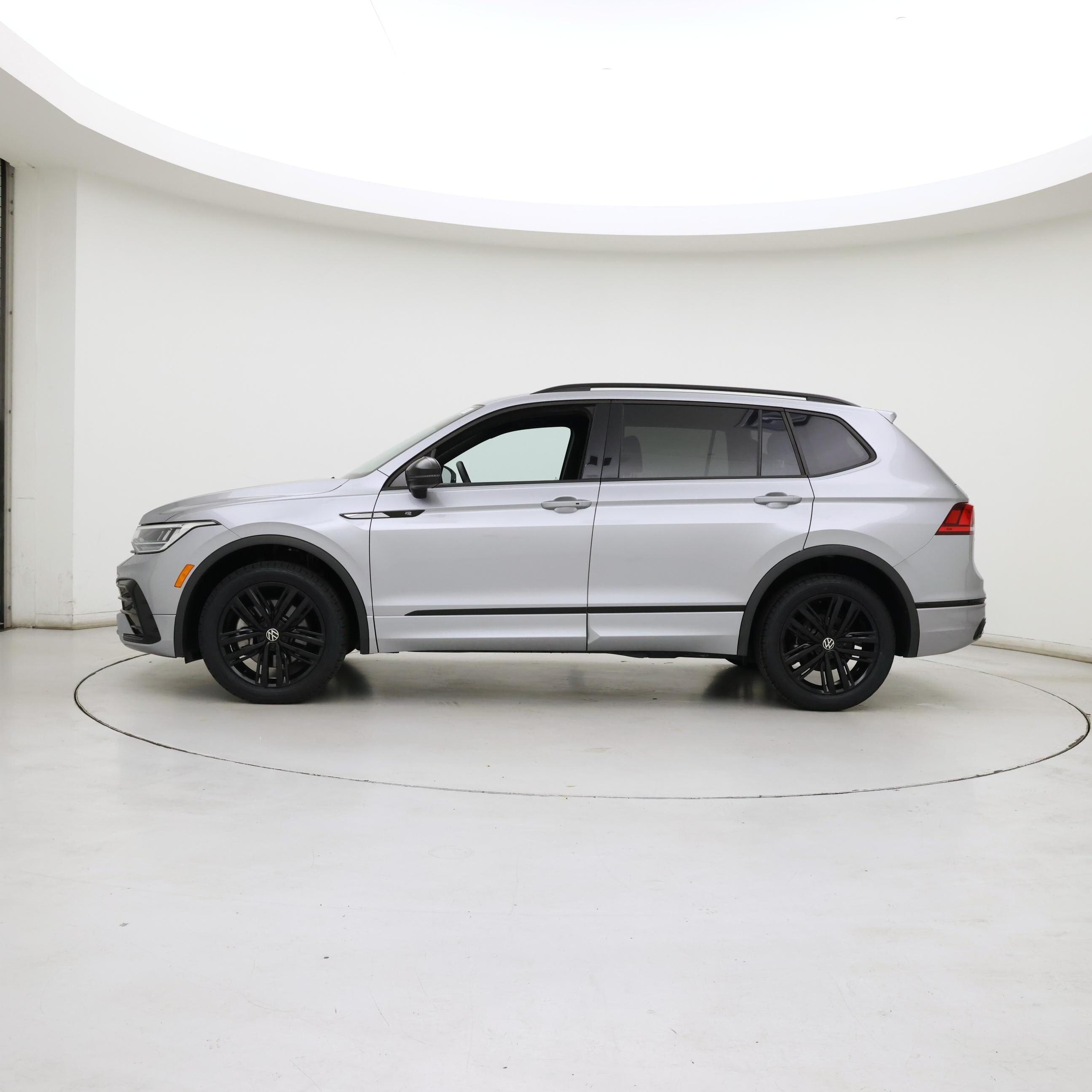 Thumbnail: 2022 Volkswagen Tiguan - 3