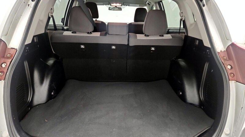 2015 Toyota RAV4 LE 16