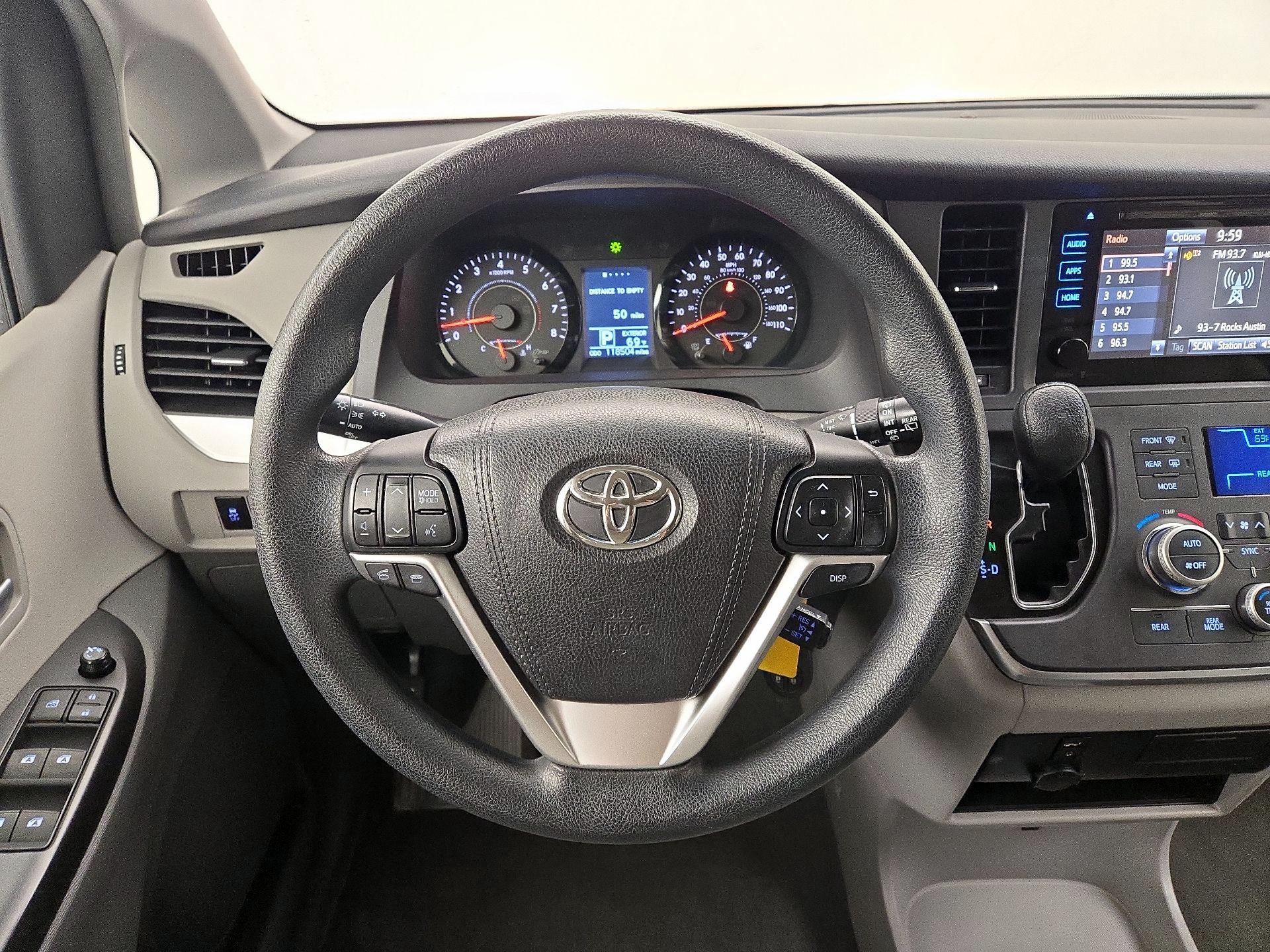 Thumbnail: 2015 Toyota Sienna - 10