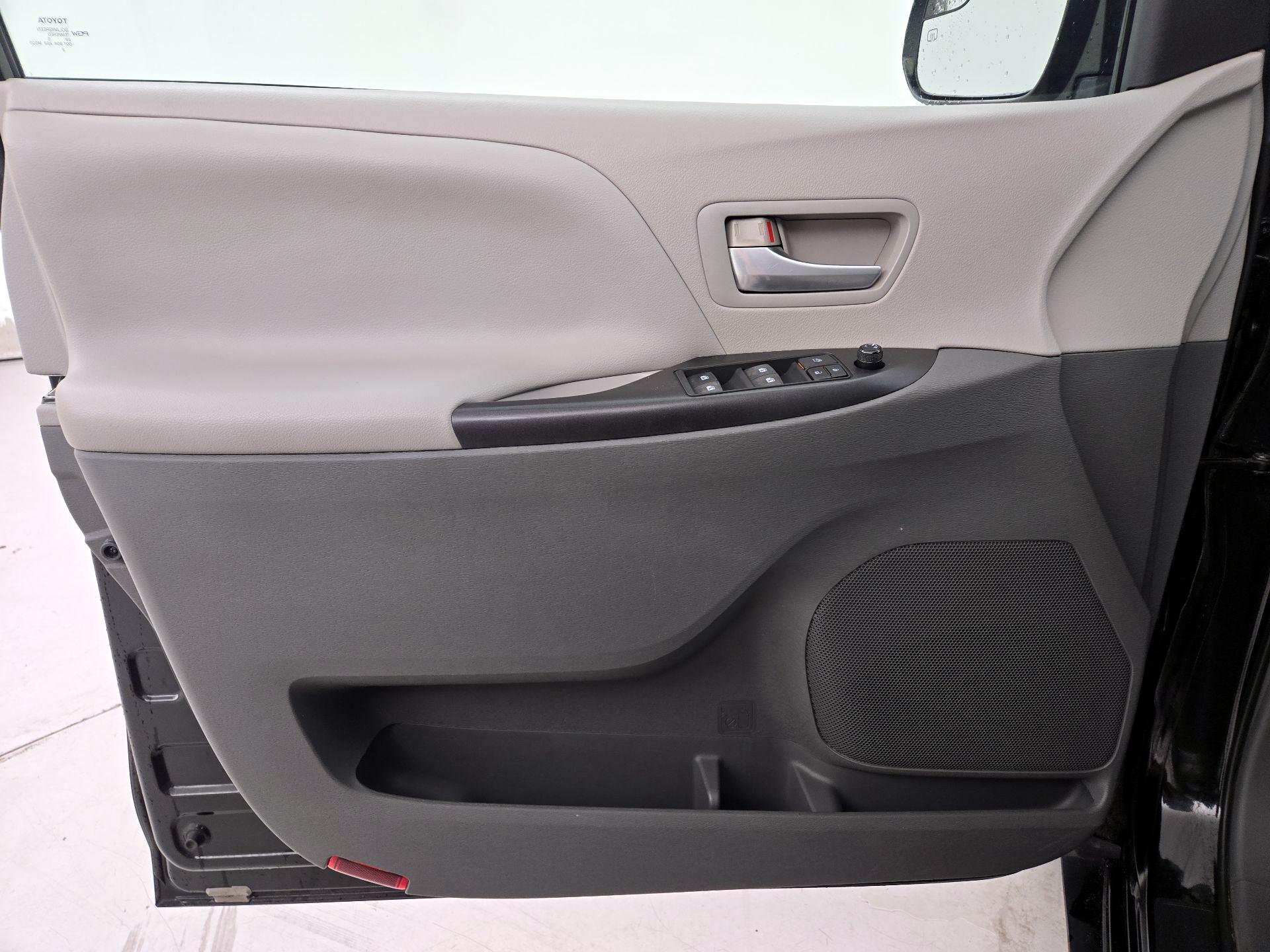 Thumbnail: 2015 Toyota Sienna - 12