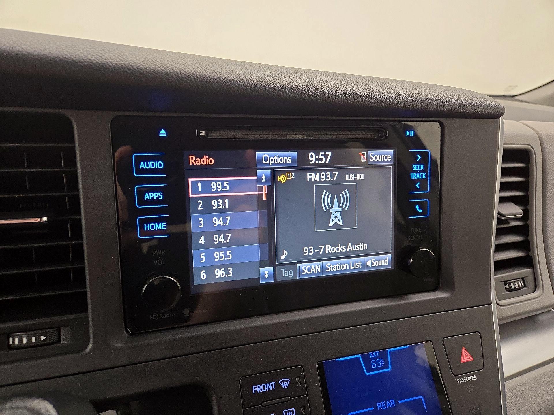 Thumbnail: 2015 Toyota Sienna - 15