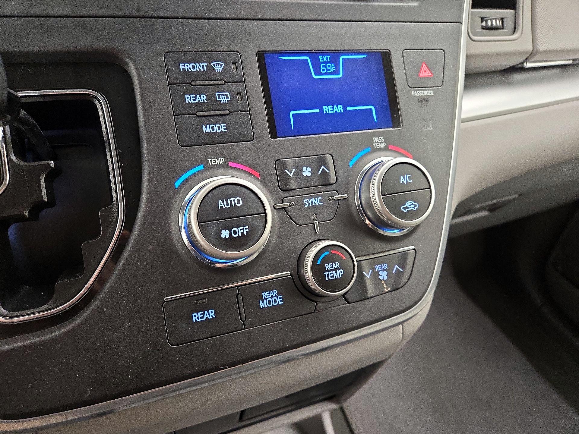 Thumbnail: 2015 Toyota Sienna - 16