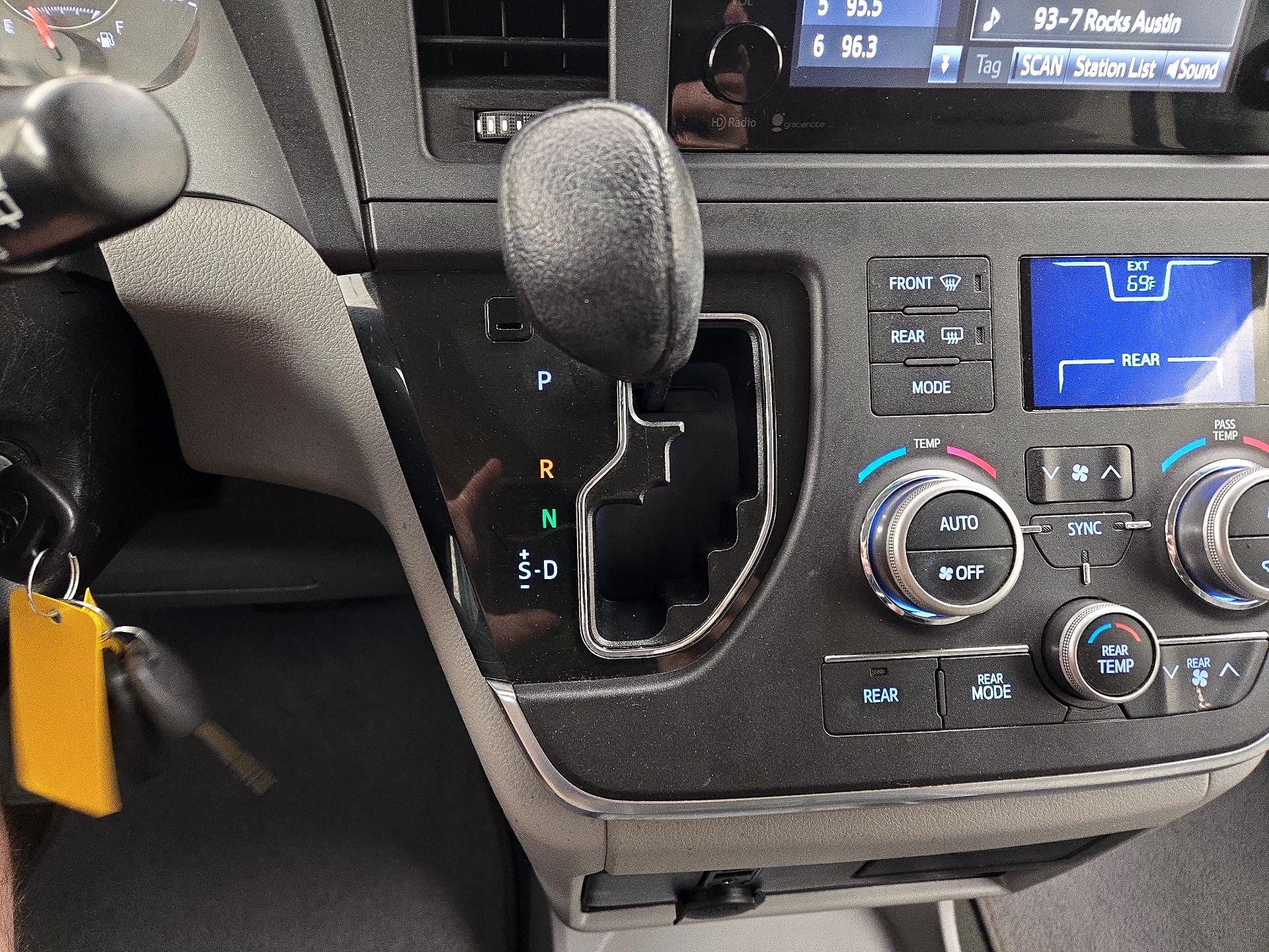 Thumbnail: 2015 Toyota Sienna - 17