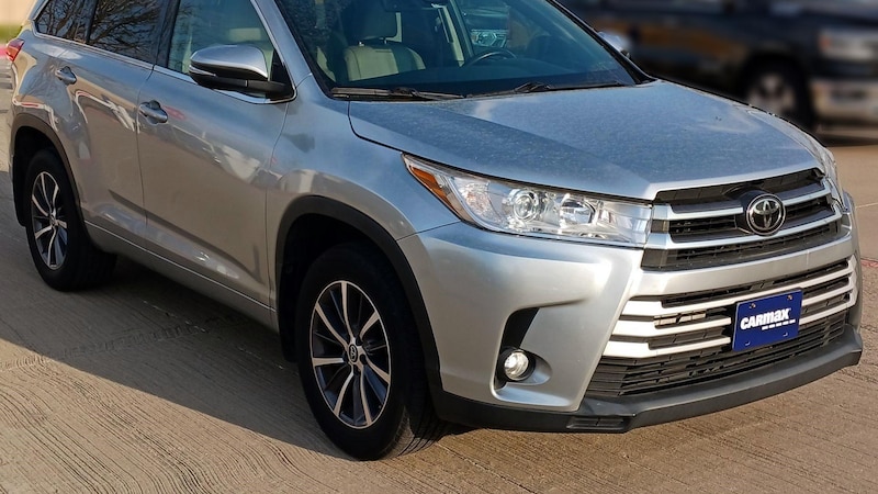 2017 Toyota Highlander XLE Hero Image