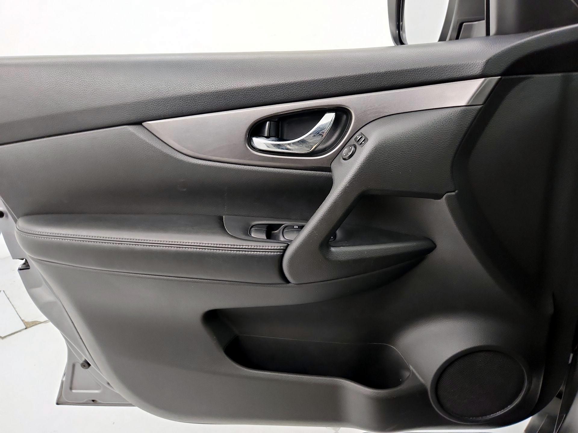 Thumbnail: 2015 Nissan Rogue - 12