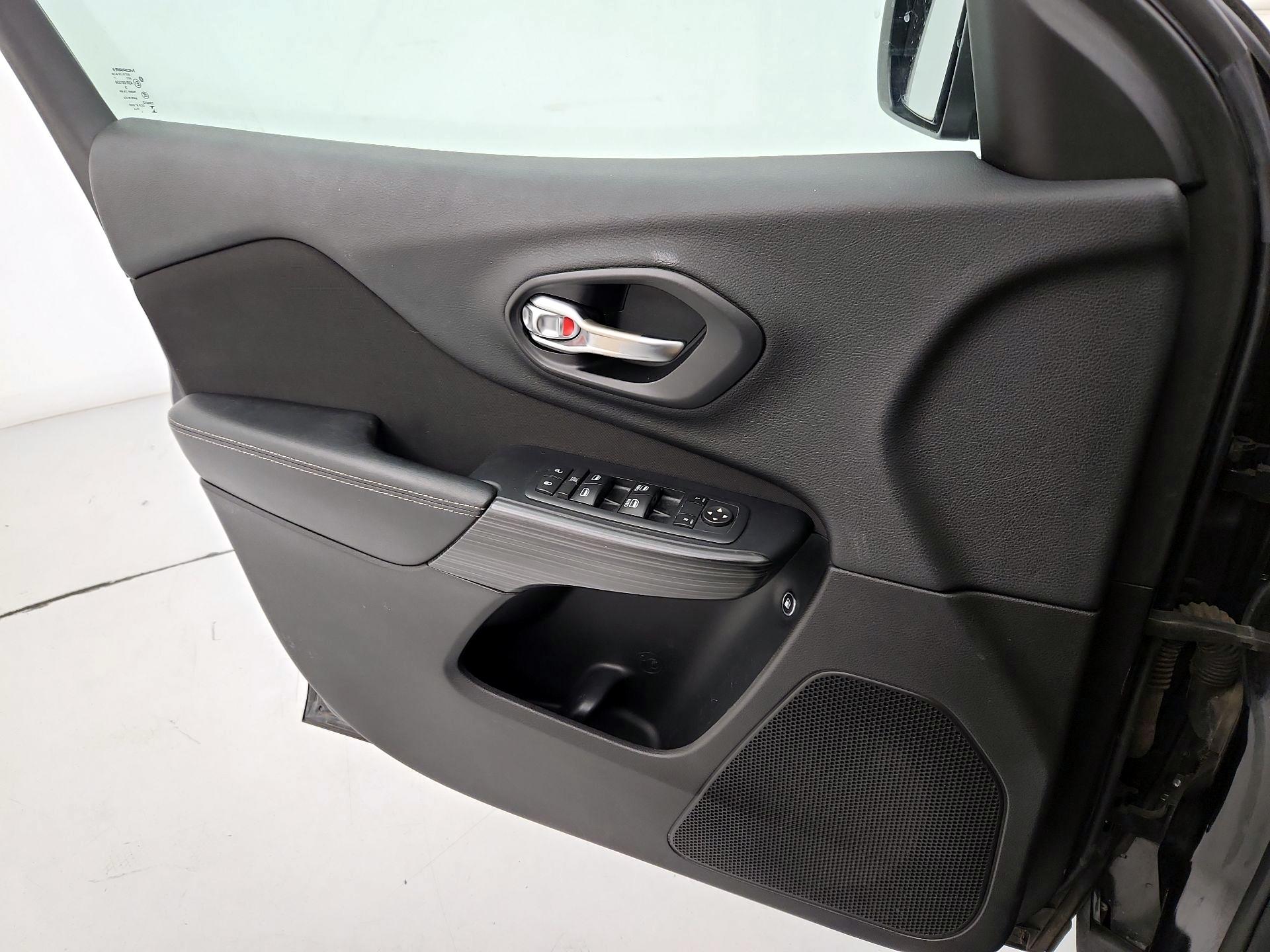 Thumbnail: 2016 Jeep Cherokee - 12