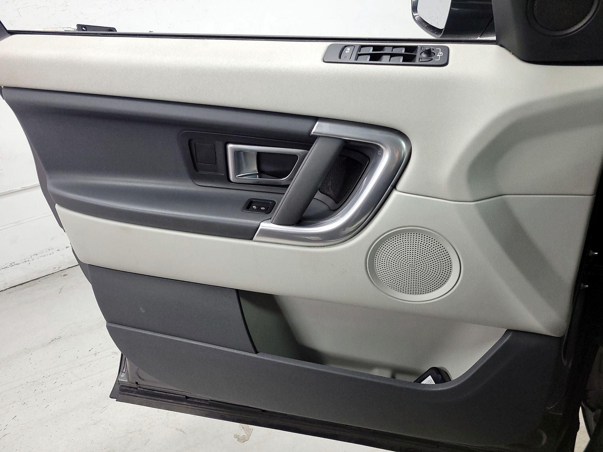 Thumbnail: 2016 Land Rover Discovery Sport - 12