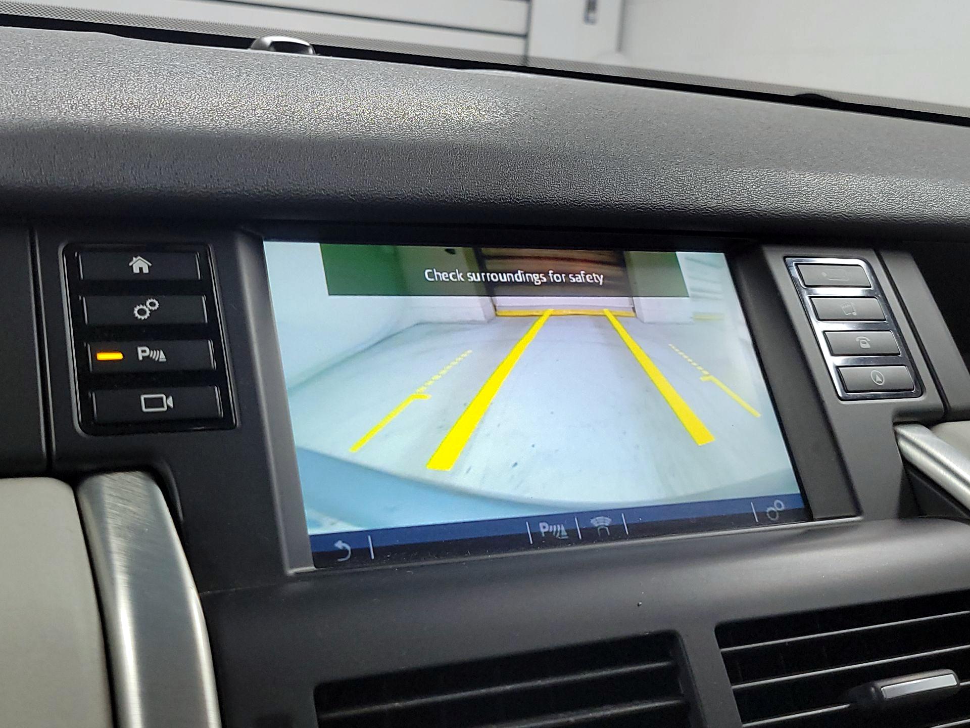 Thumbnail: 2016 Land Rover Discovery Sport - 13