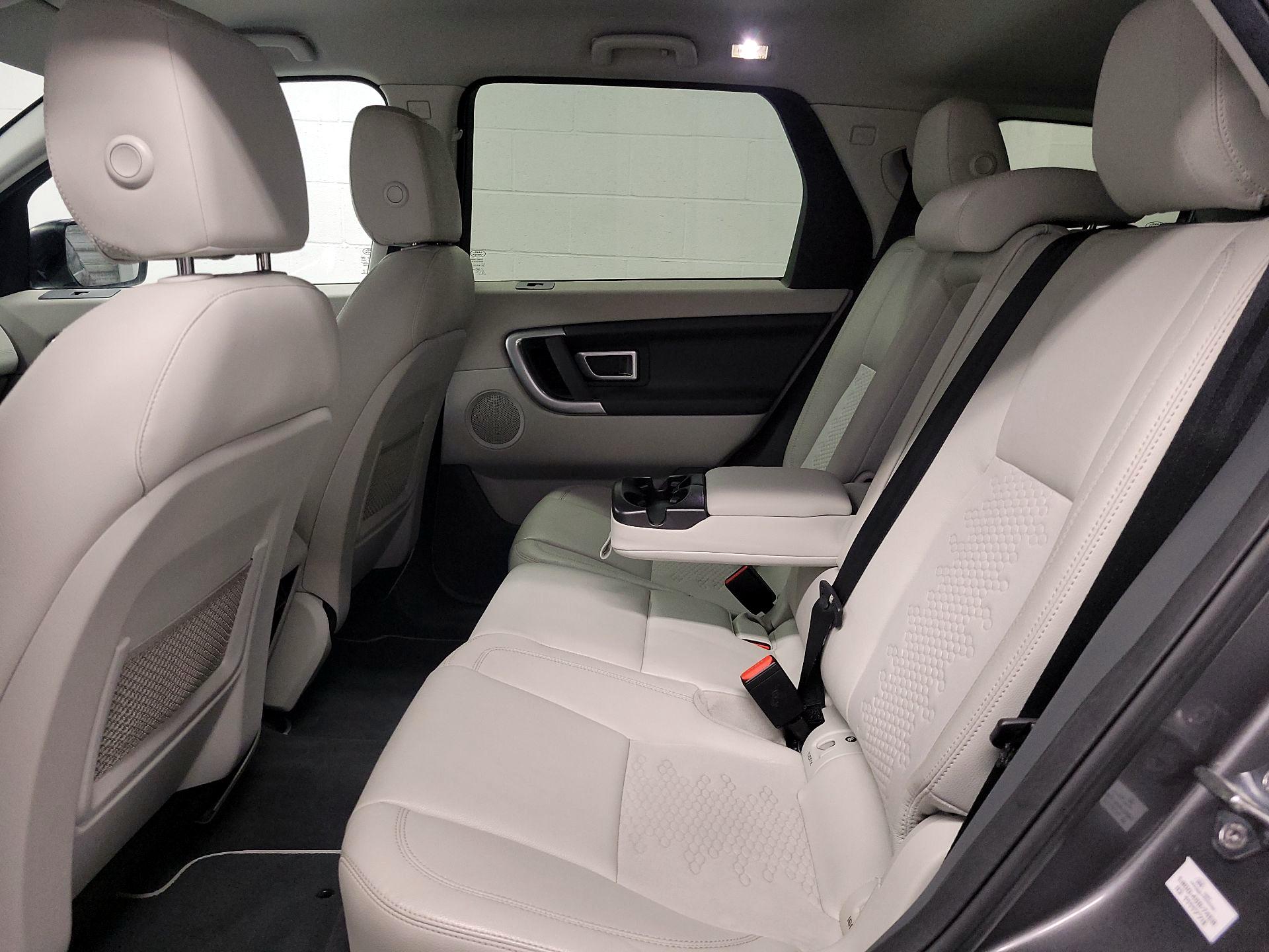 Thumbnail: 2016 Land Rover Discovery Sport - 17