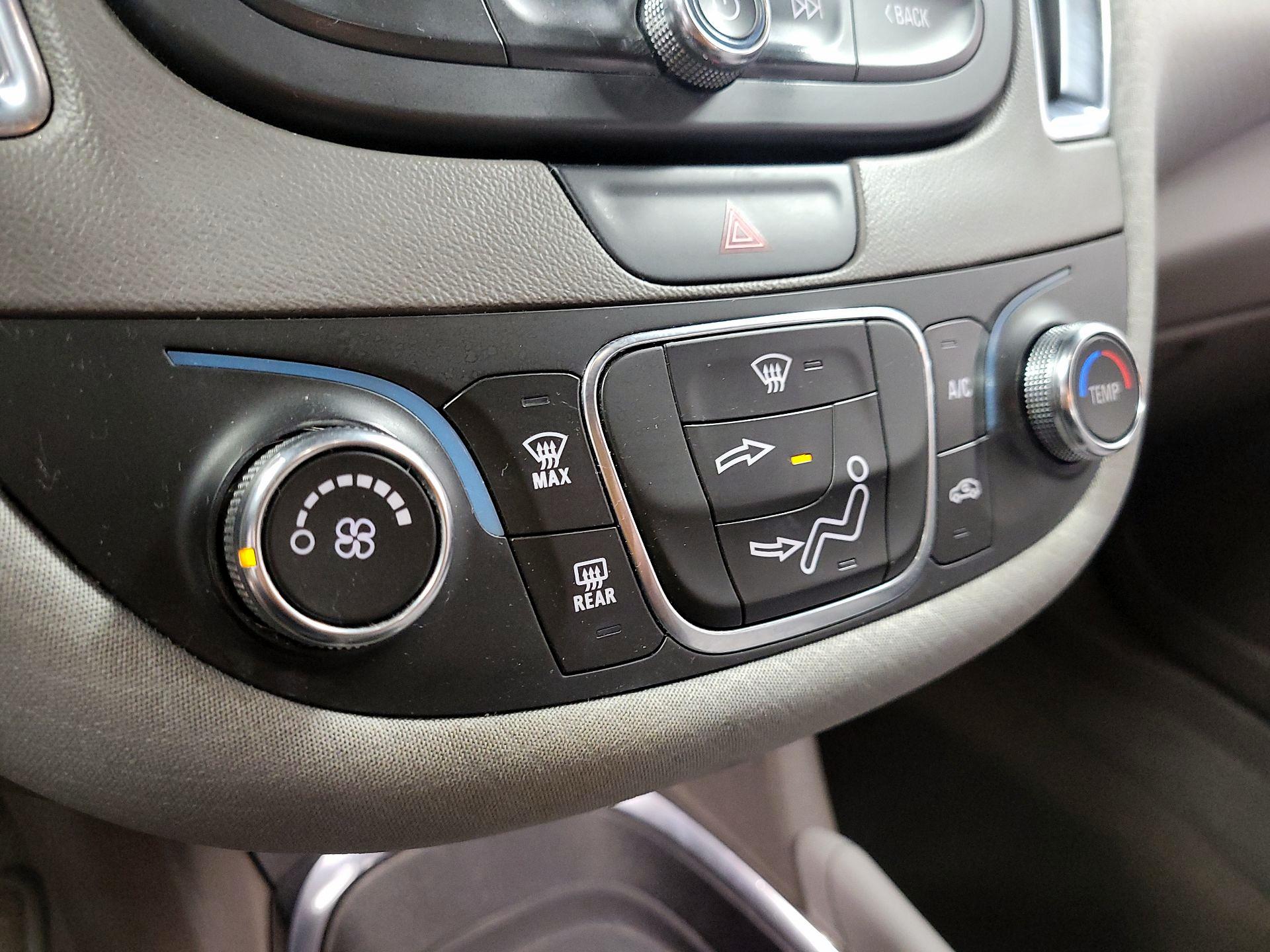 Thumbnail: 2016 Chevrolet Malibu - 16