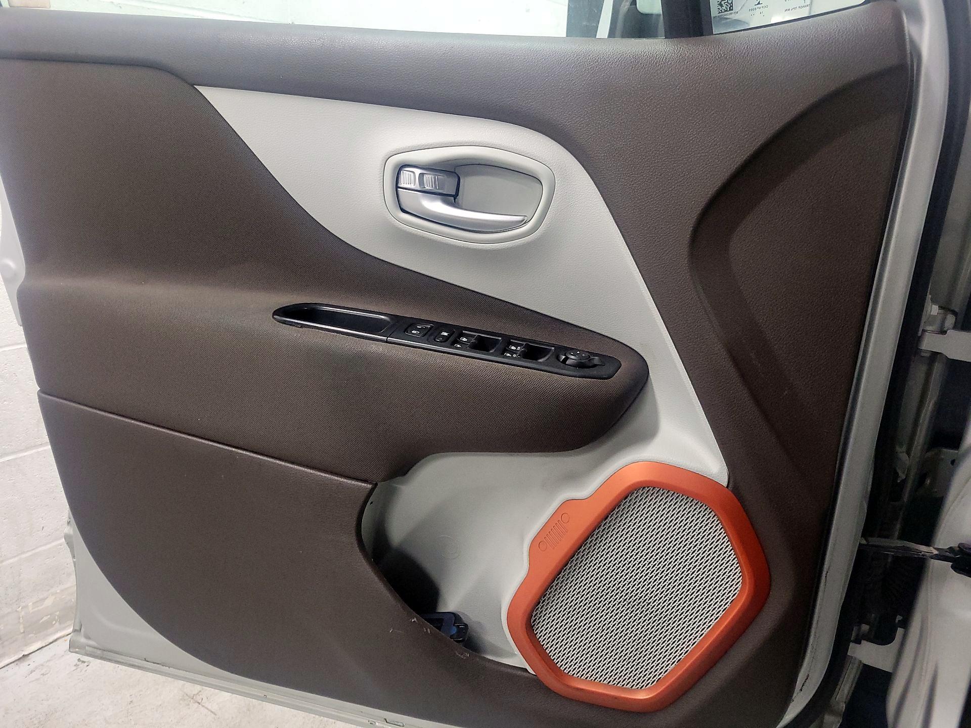 Thumbnail: 2015 Jeep Renegade - 12