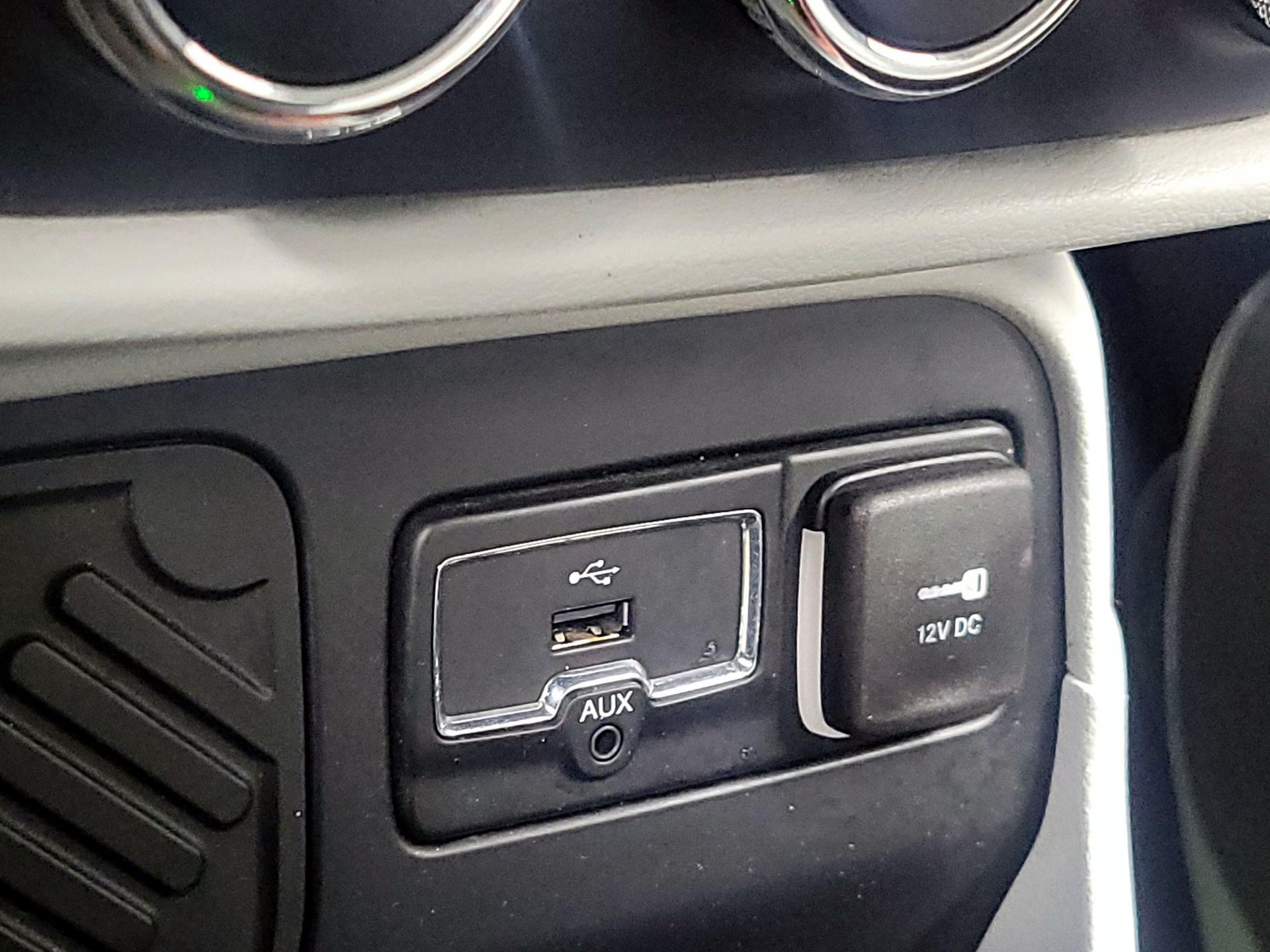 Thumbnail: 2015 Jeep Renegade - 18