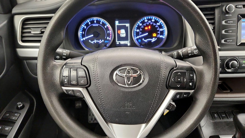 2019 Toyota Highlander LE 10