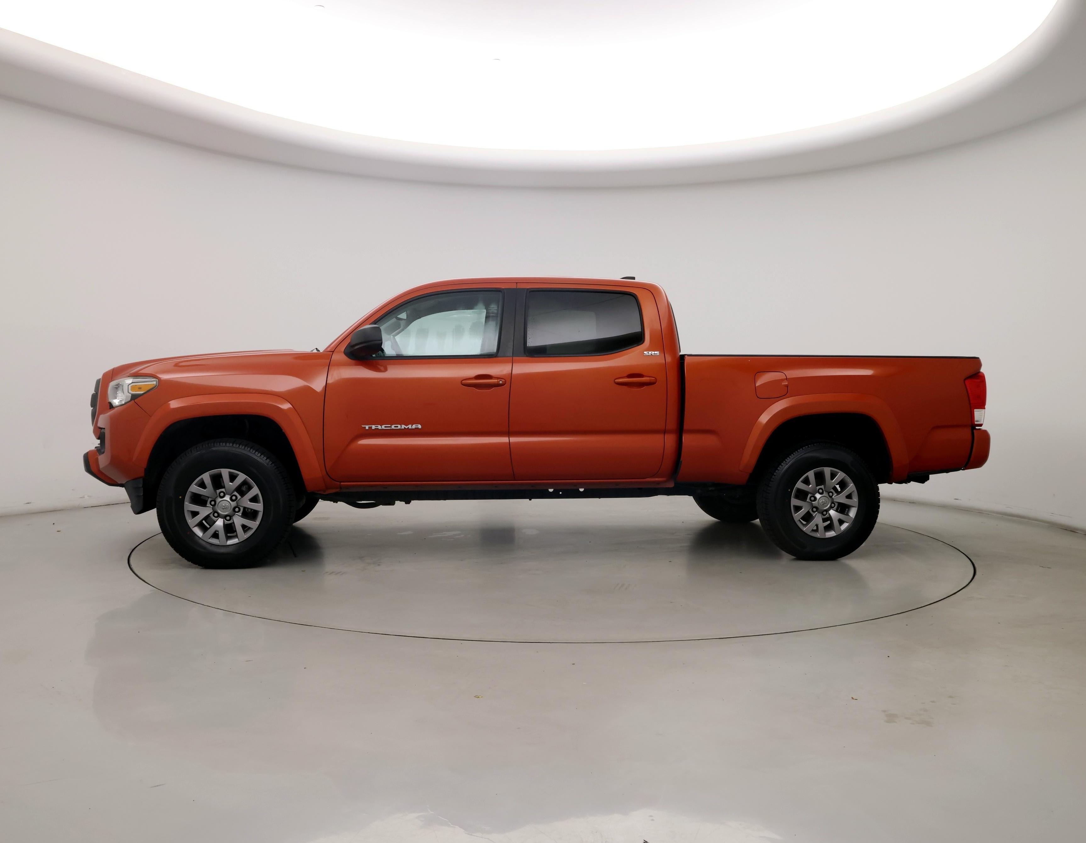 Thumbnail: 2016 Toyota Tacoma - 3