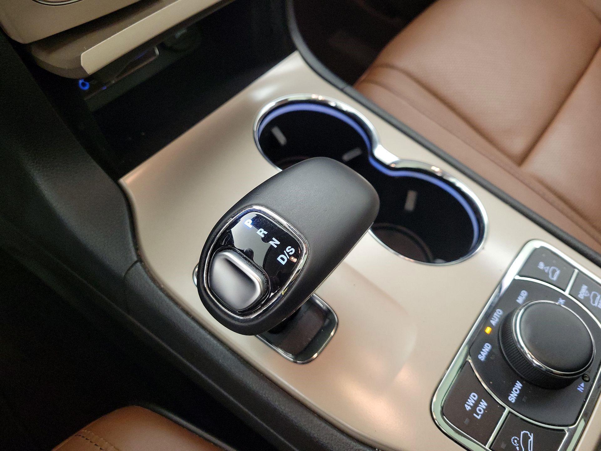 Thumbnail: 2015 Jeep Grand Cherokee - 16