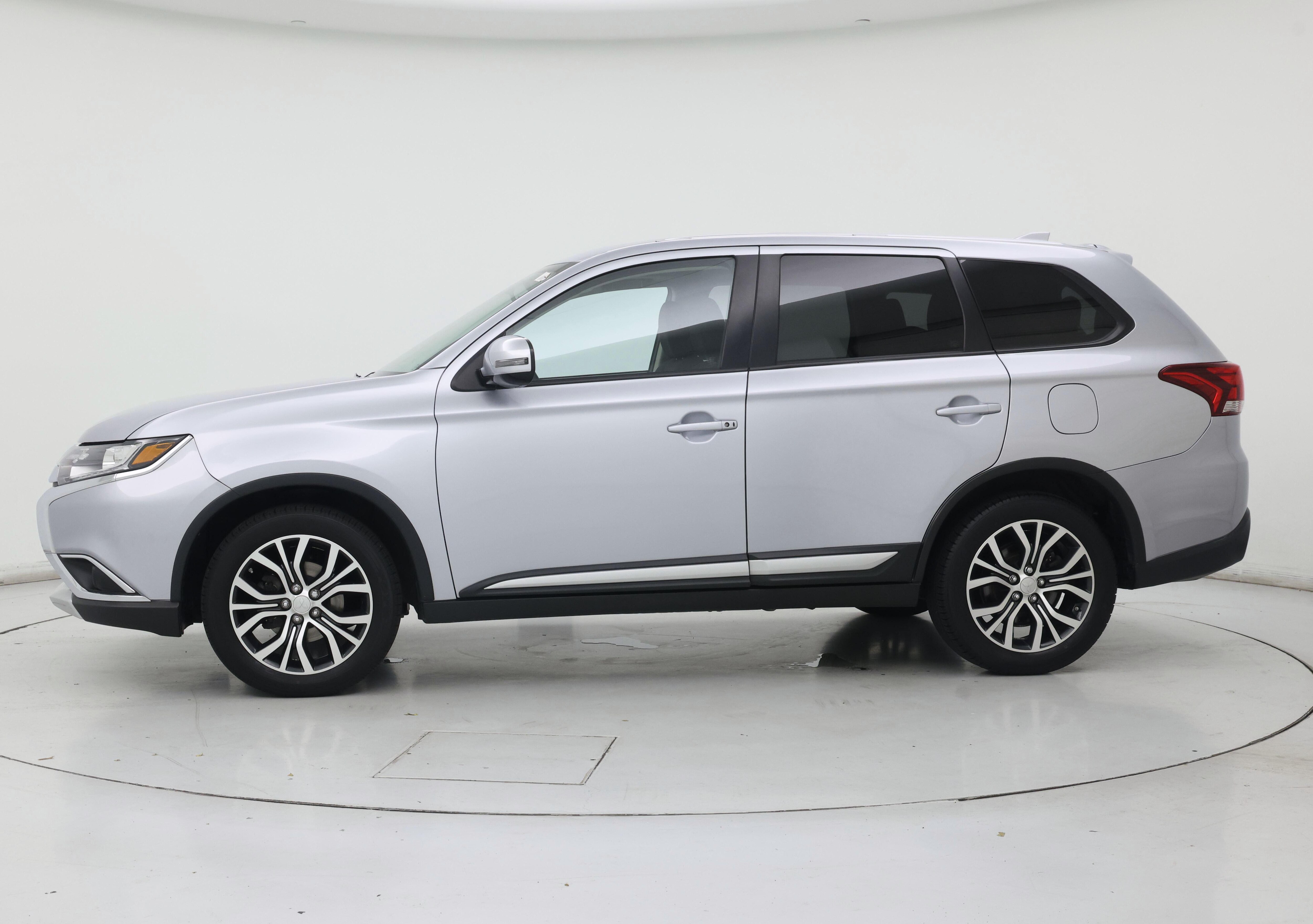 Thumbnail: 2017 Mitsubishi Outlander - 3