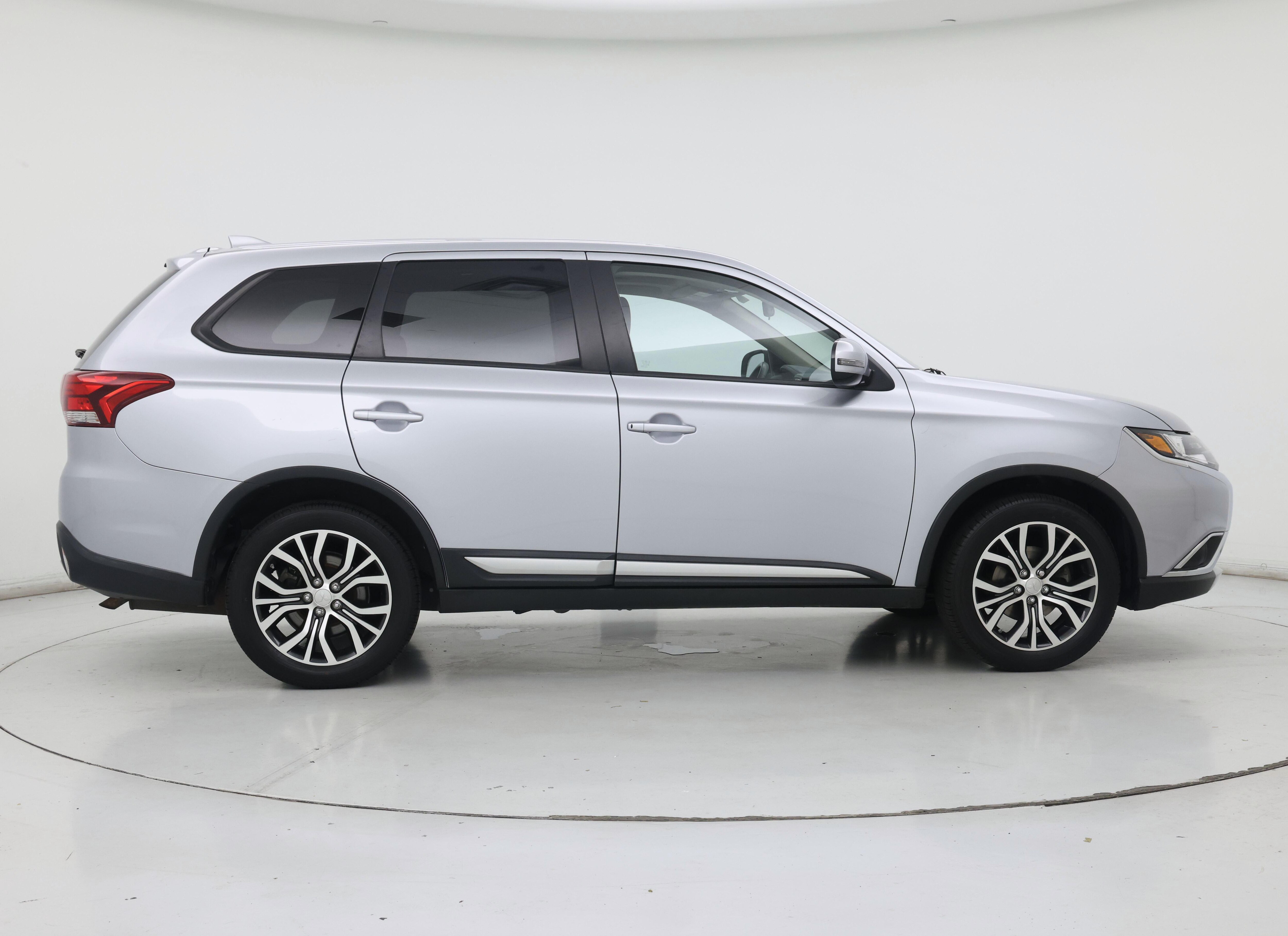 Thumbnail: 2017 Mitsubishi Outlander - 7