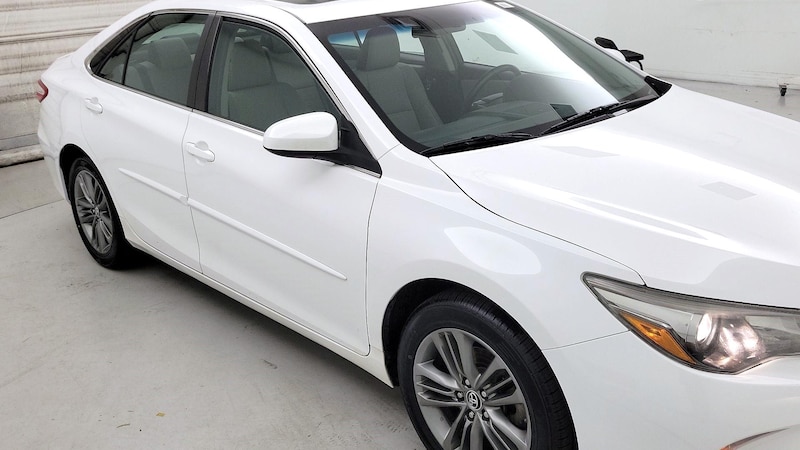 2015 Toyota Camry SE Hero Image