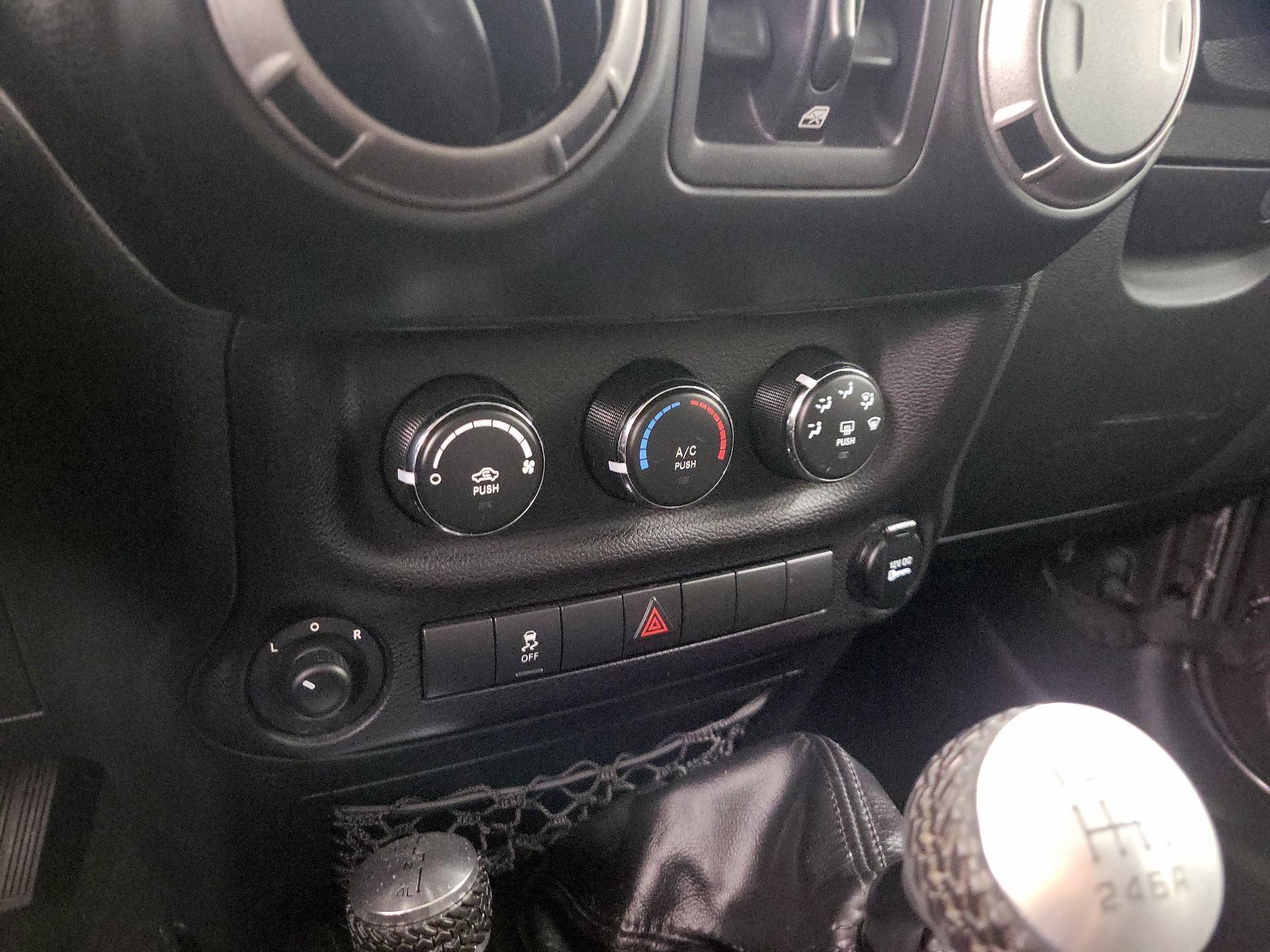 Thumbnail: 2014 Jeep Wrangler - 14
