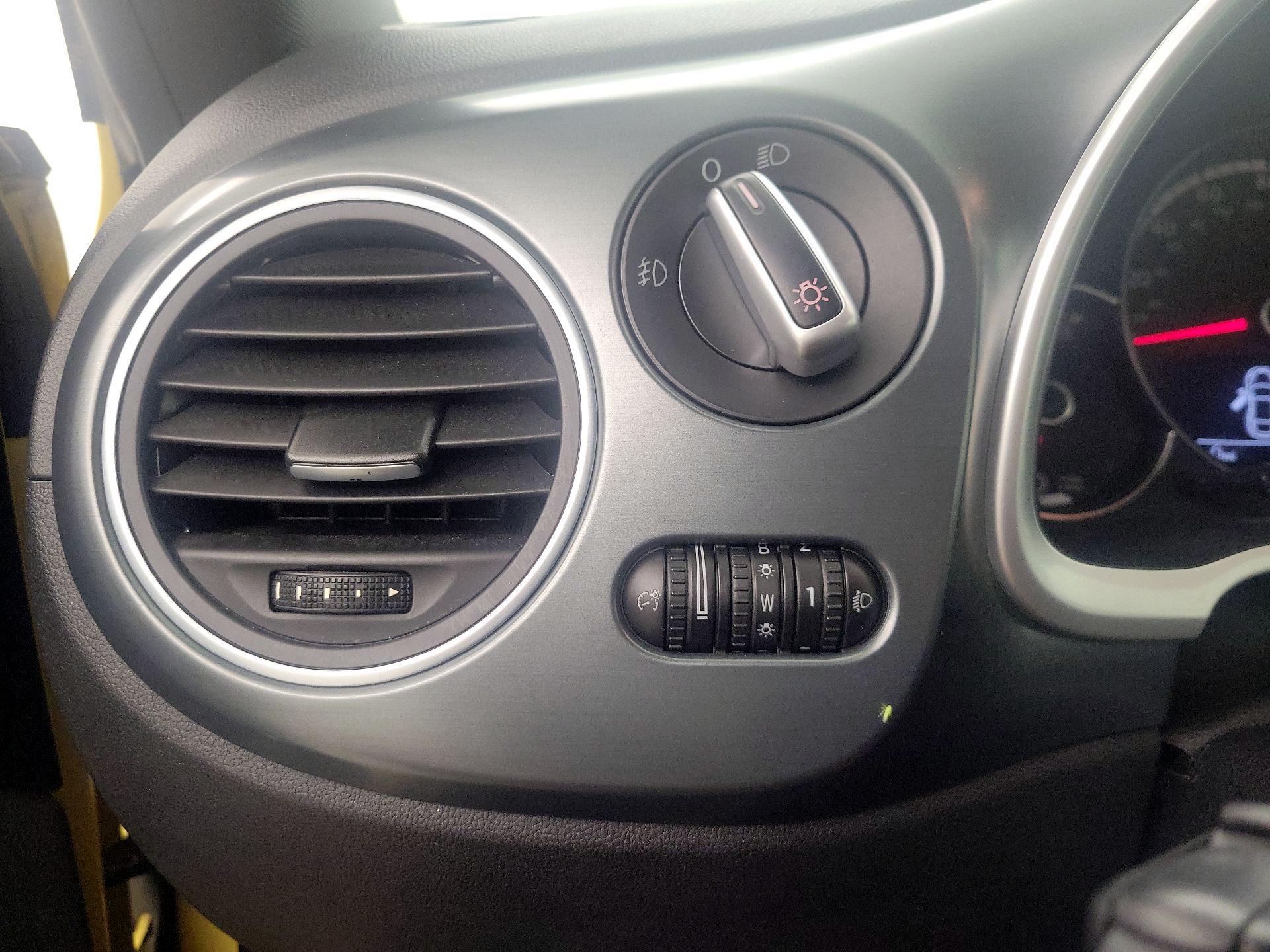 Thumbnail: 2014 Volkswagen Beetle - 13
