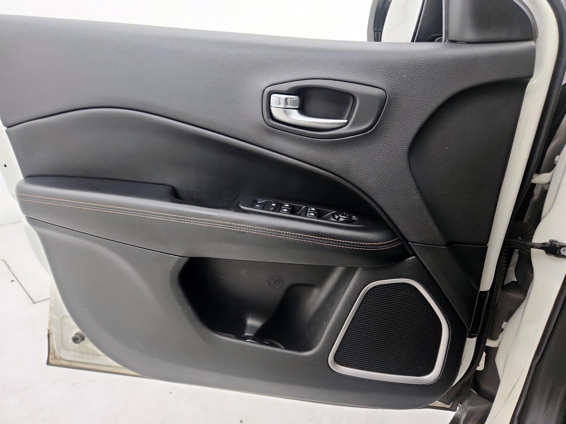 Thumbnail: 2018 Jeep Compass - 12