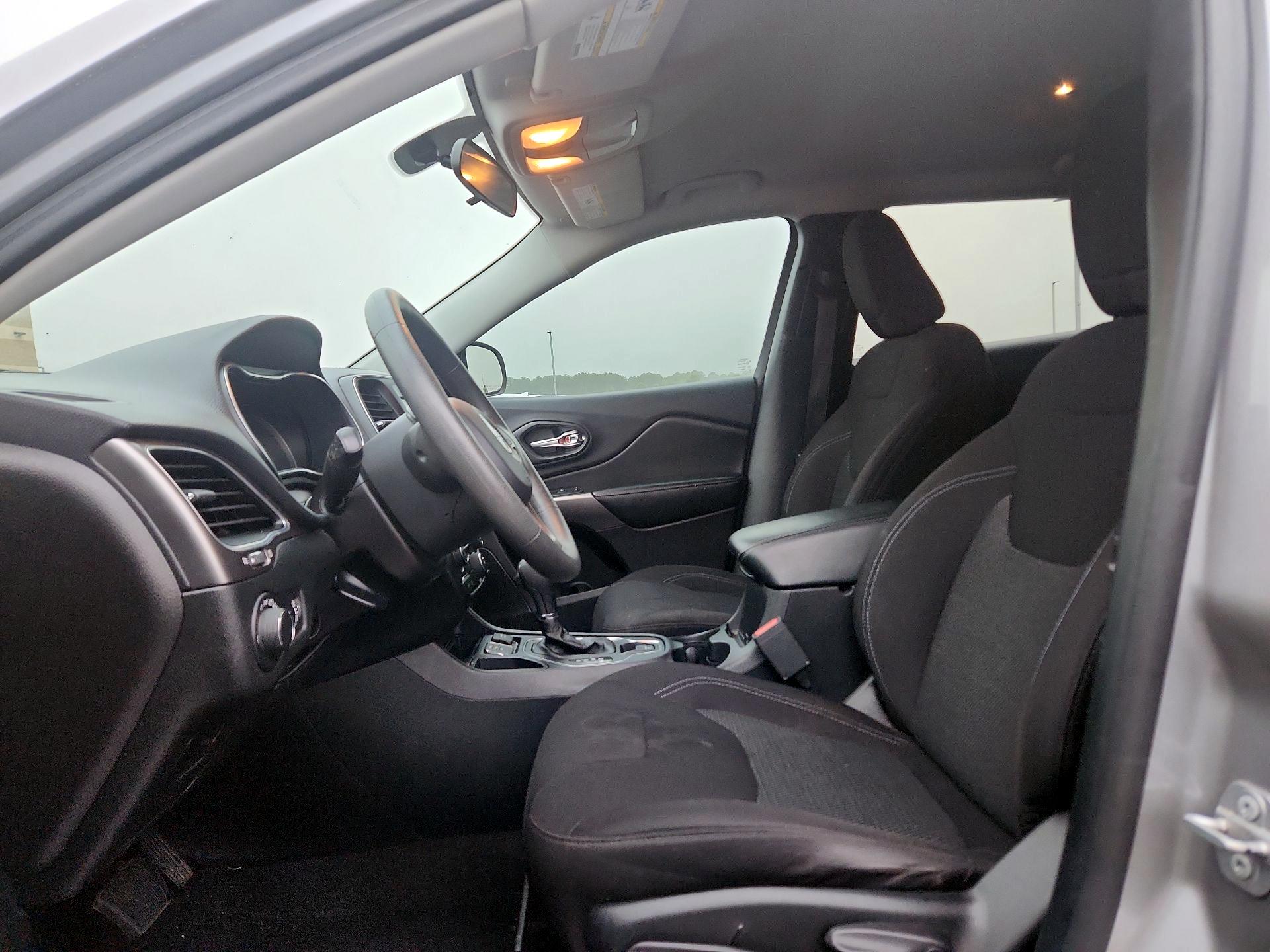 Thumbnail: 2020 Jeep Cherokee - 9