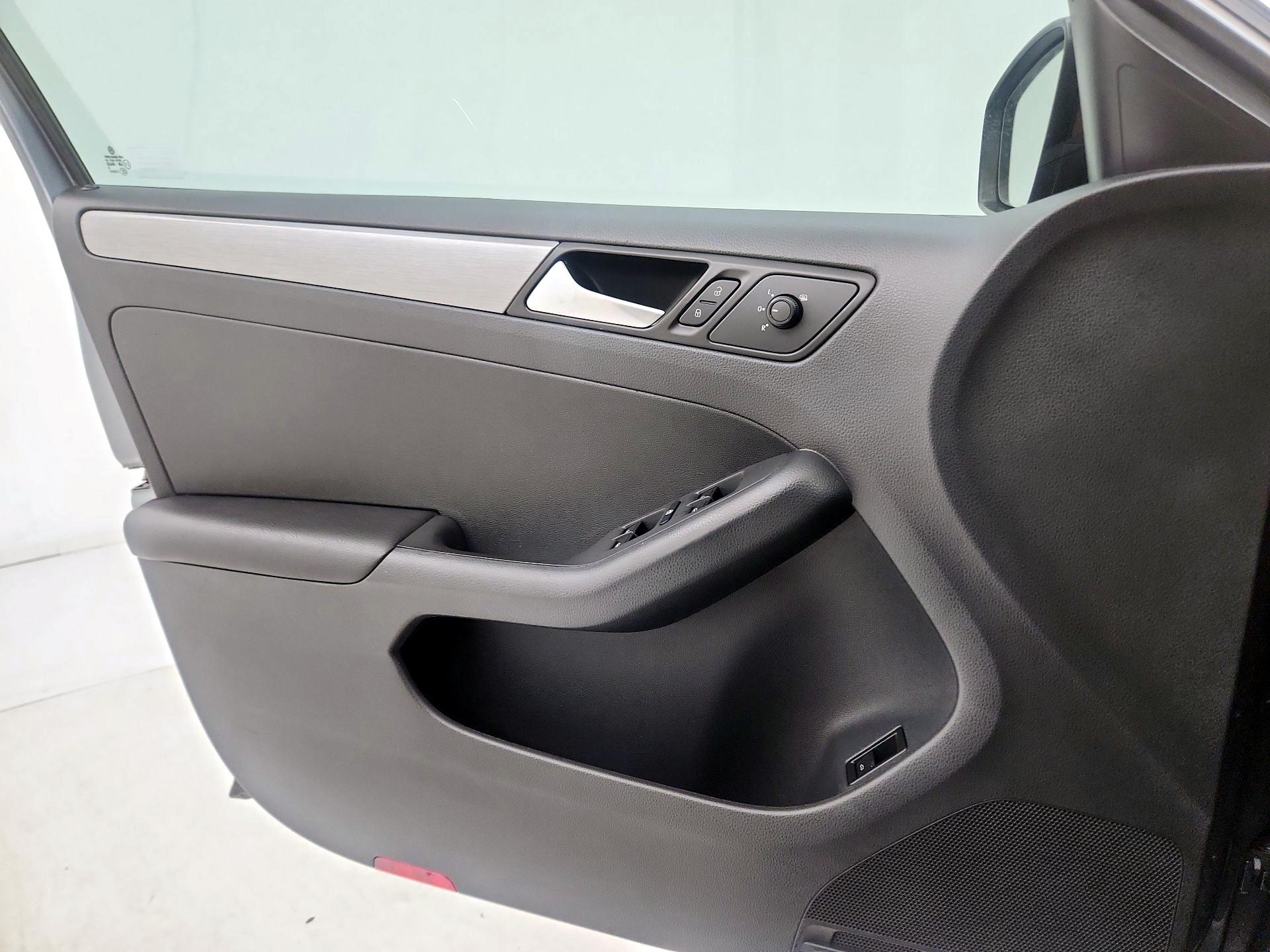 Thumbnail: 2015 Volkswagen Jetta - 12