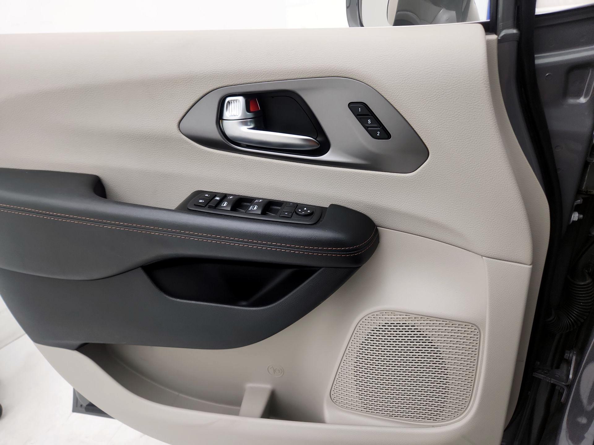 Thumbnail: 2020 Chrysler Pacifica - 12