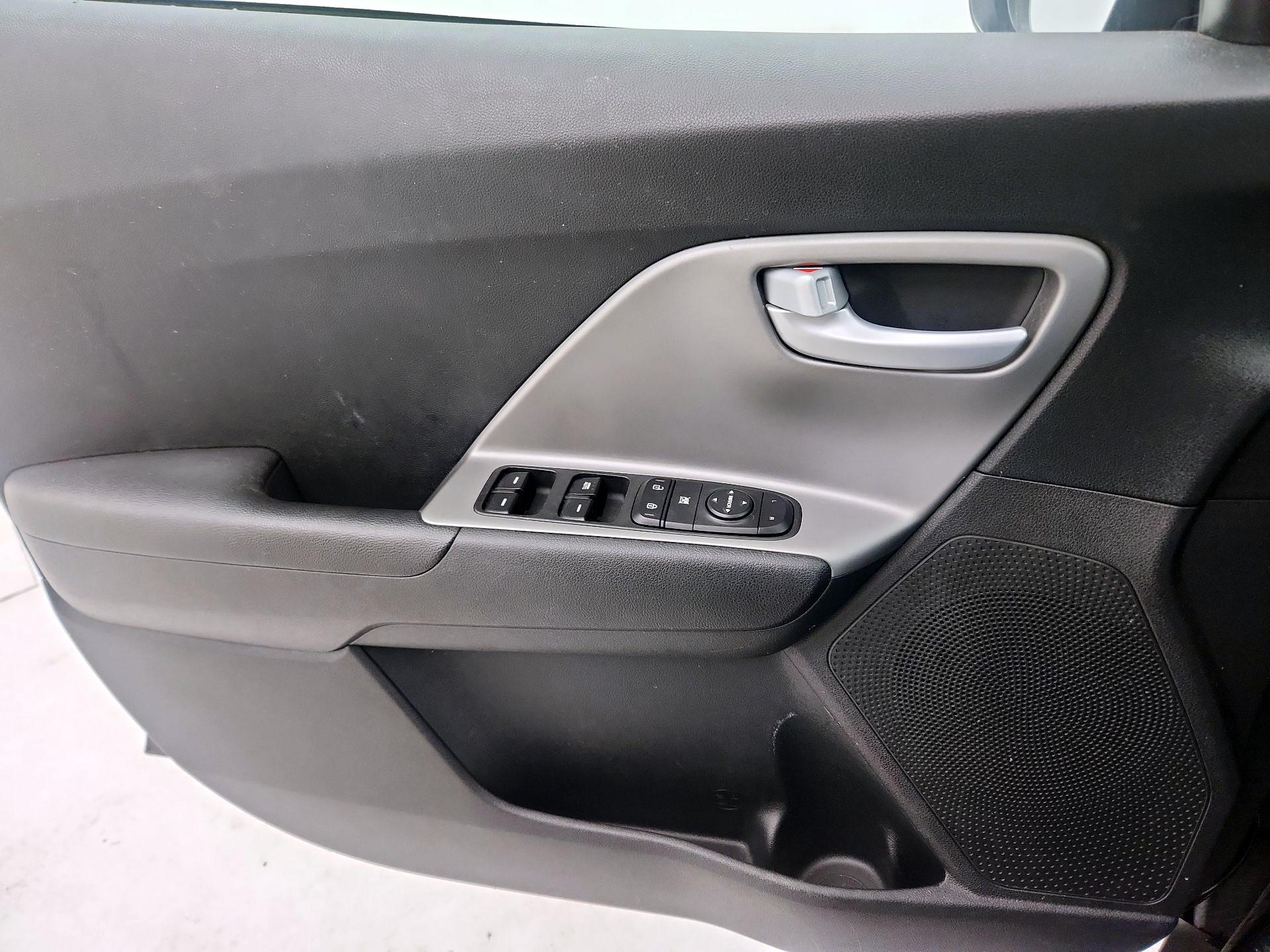 Thumbnail: 2020 Kia Niro - 12