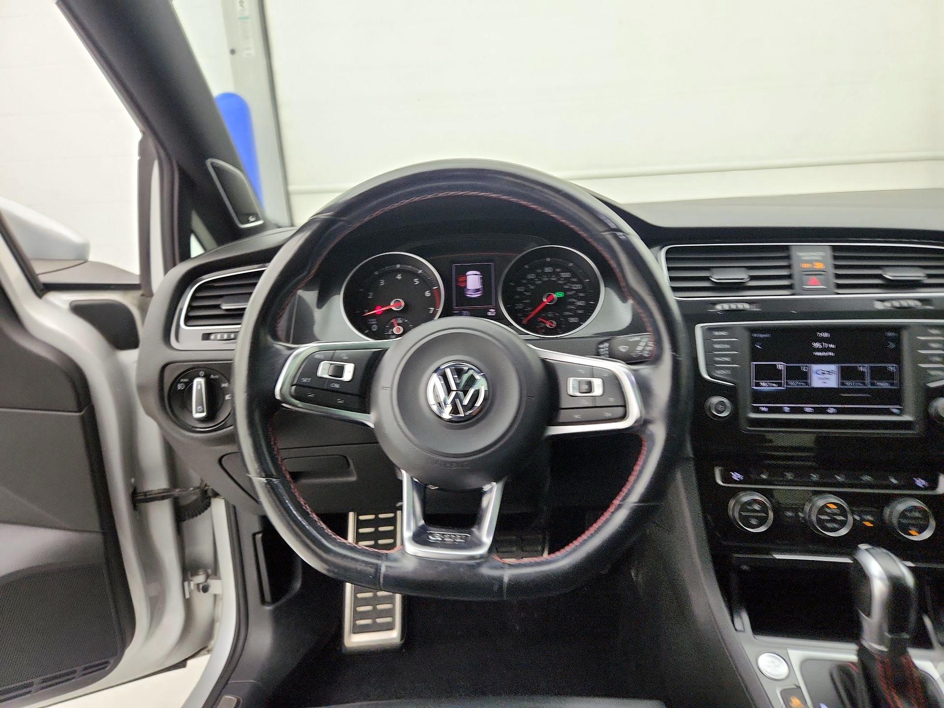 Thumbnail: 2016 Volkswagen Golf - 10