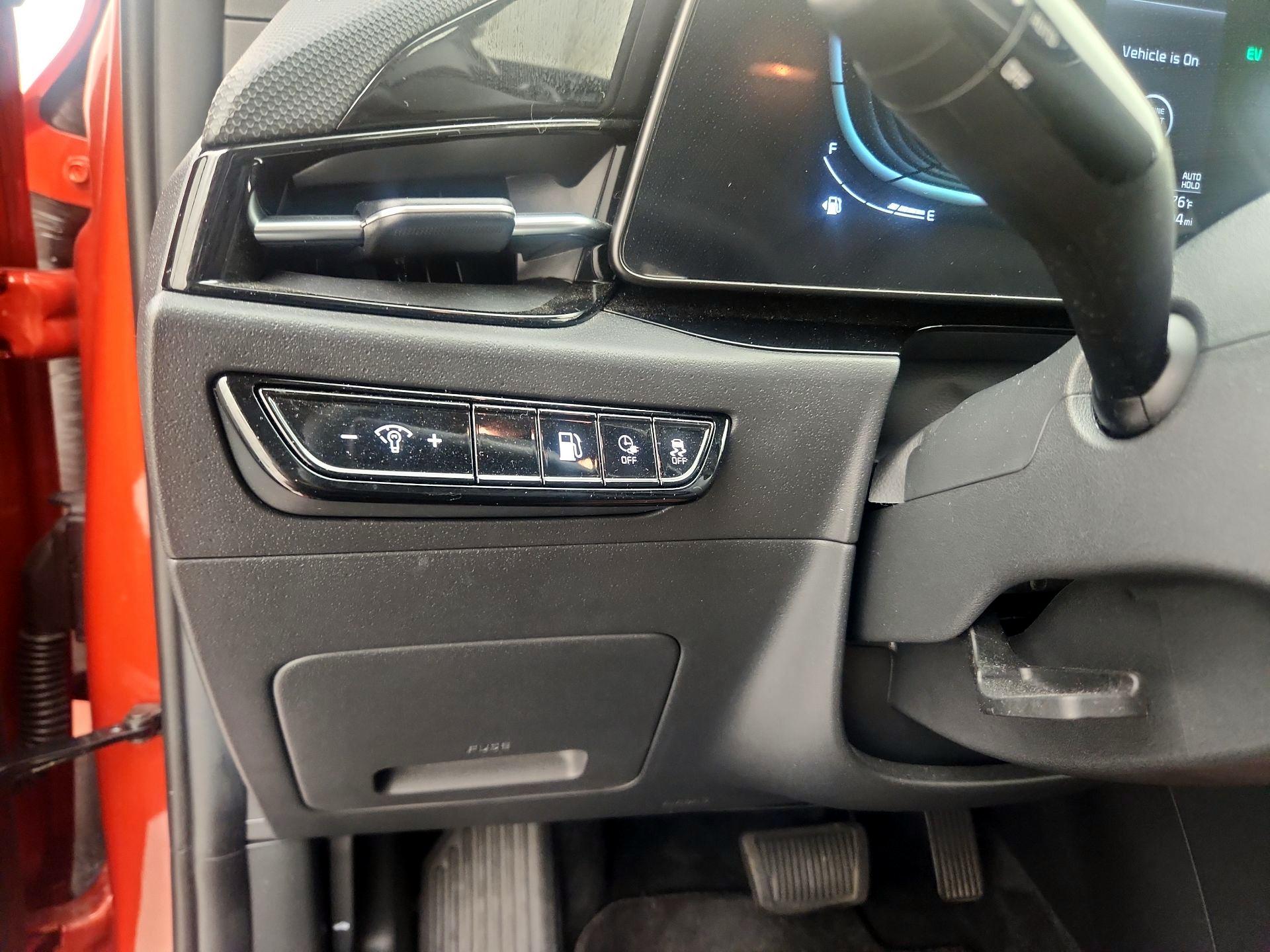 Thumbnail: 2023 Kia Niro - 13