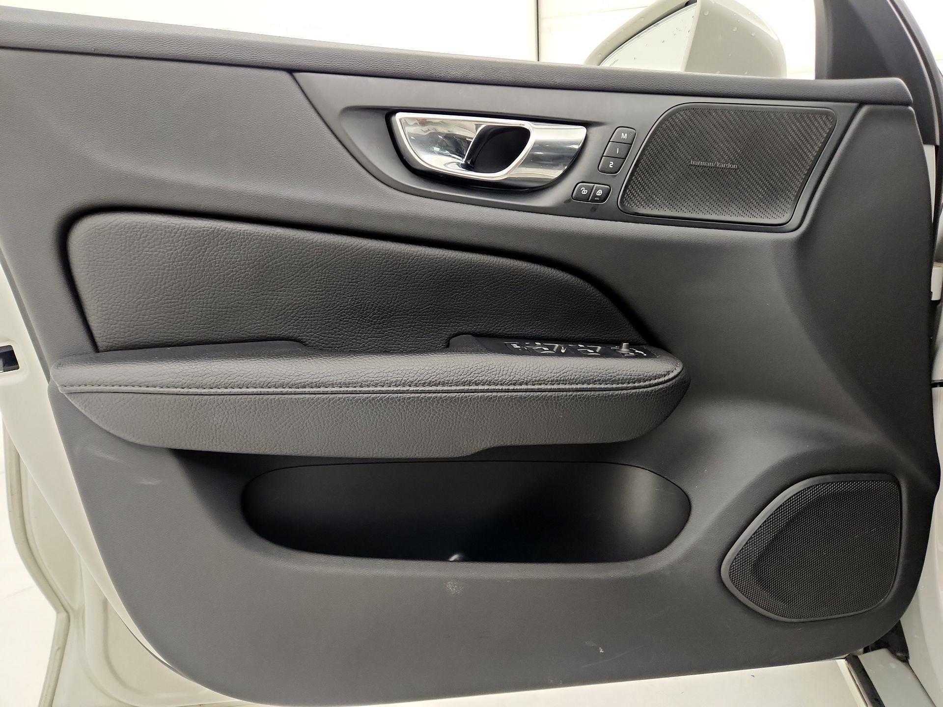 Thumbnail: 2020 Volvo V60 - 12