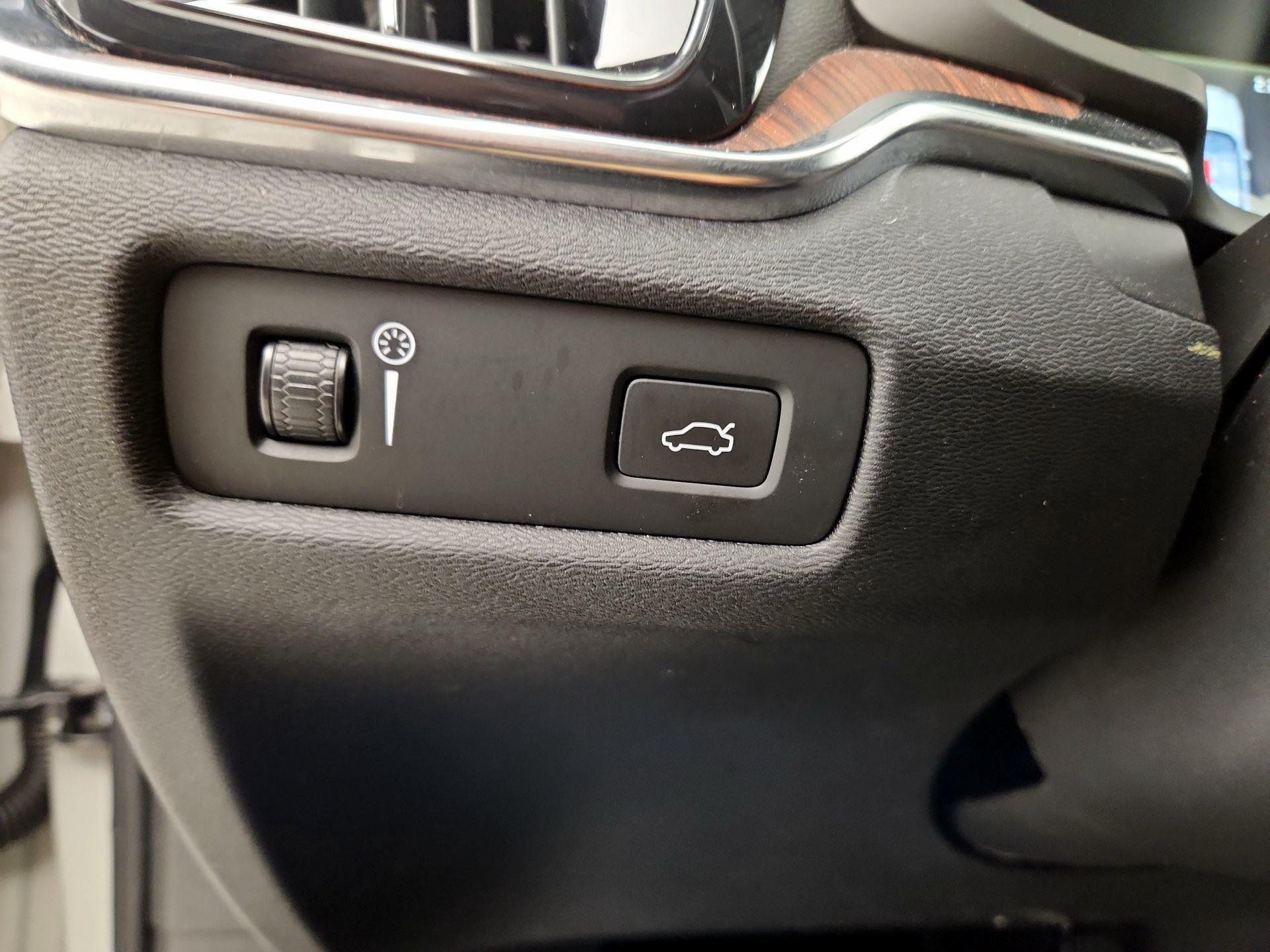Thumbnail: 2020 Volvo V60 - 13