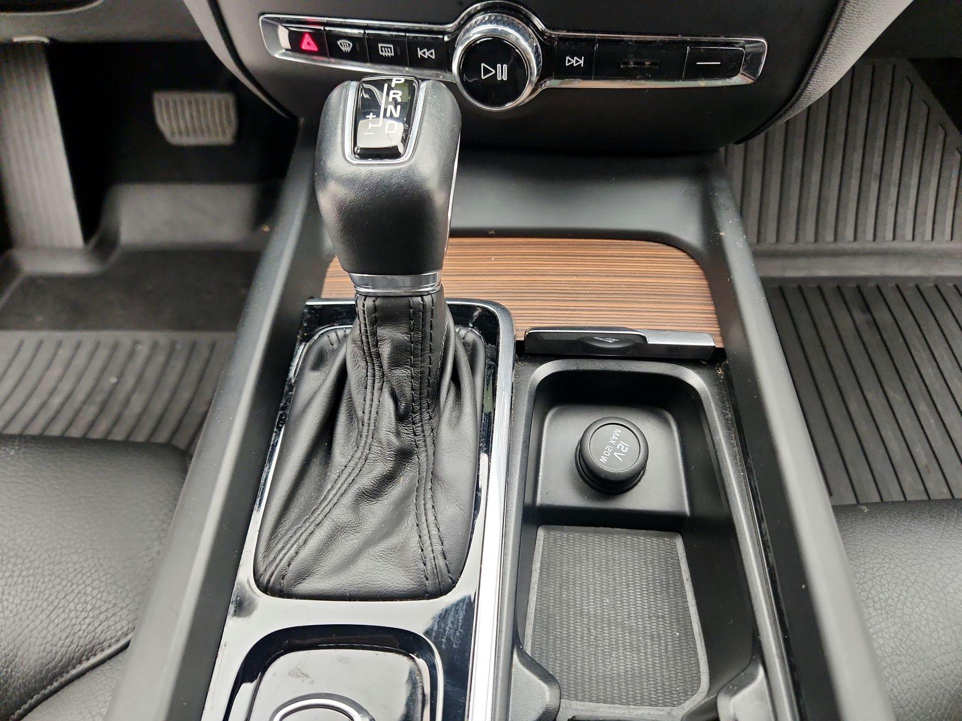 Thumbnail: 2020 Volvo V60 - 17