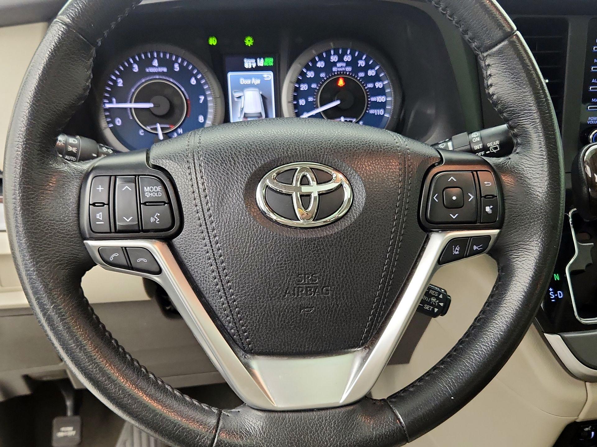 Thumbnail: 2020 Toyota Sienna - 10