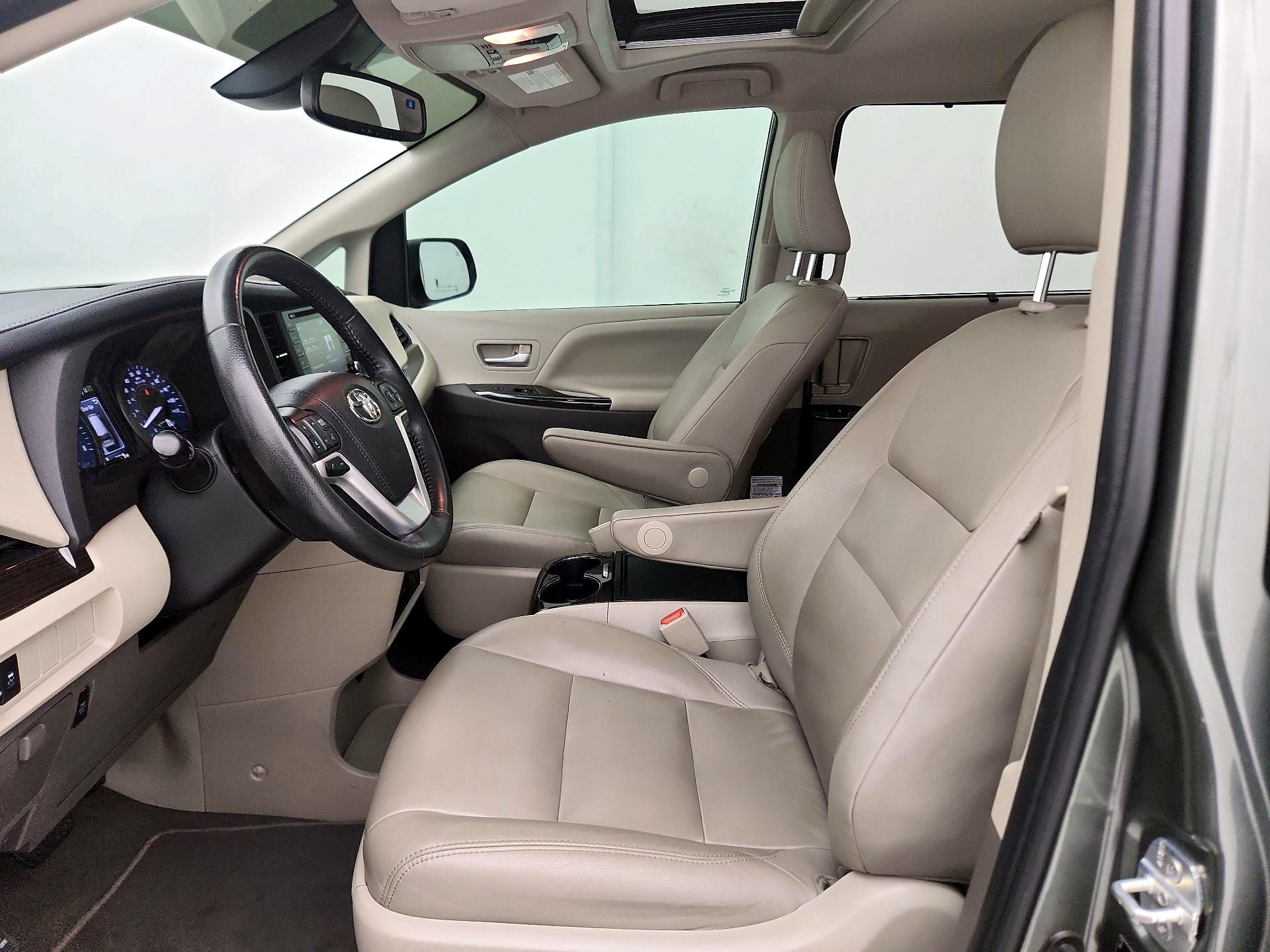 Thumbnail: 2020 Toyota Sienna - 11
