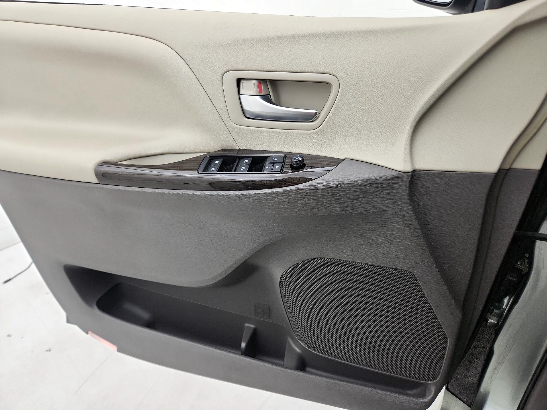 Thumbnail: 2020 Toyota Sienna - 12