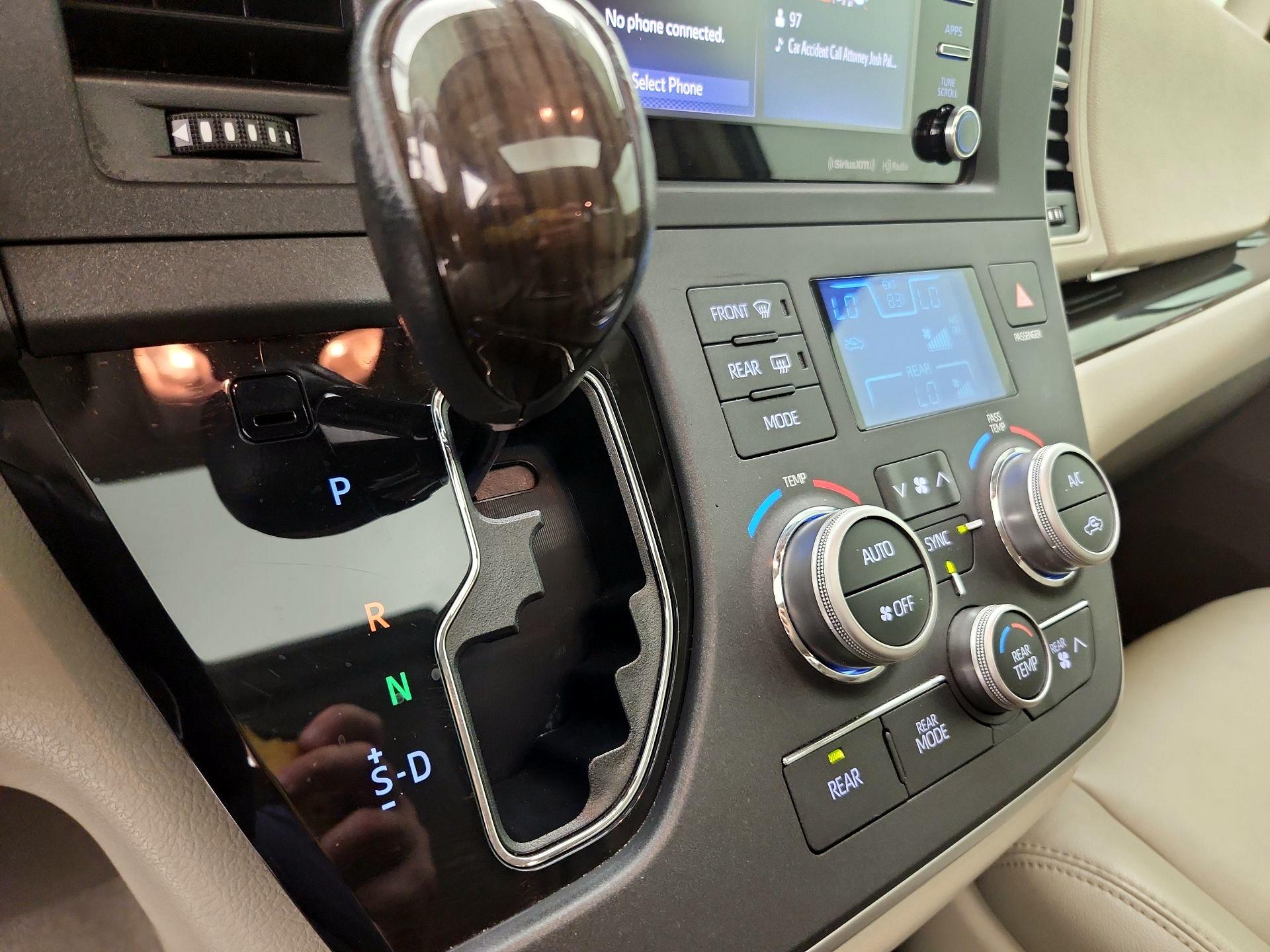 Thumbnail: 2020 Toyota Sienna - 17
