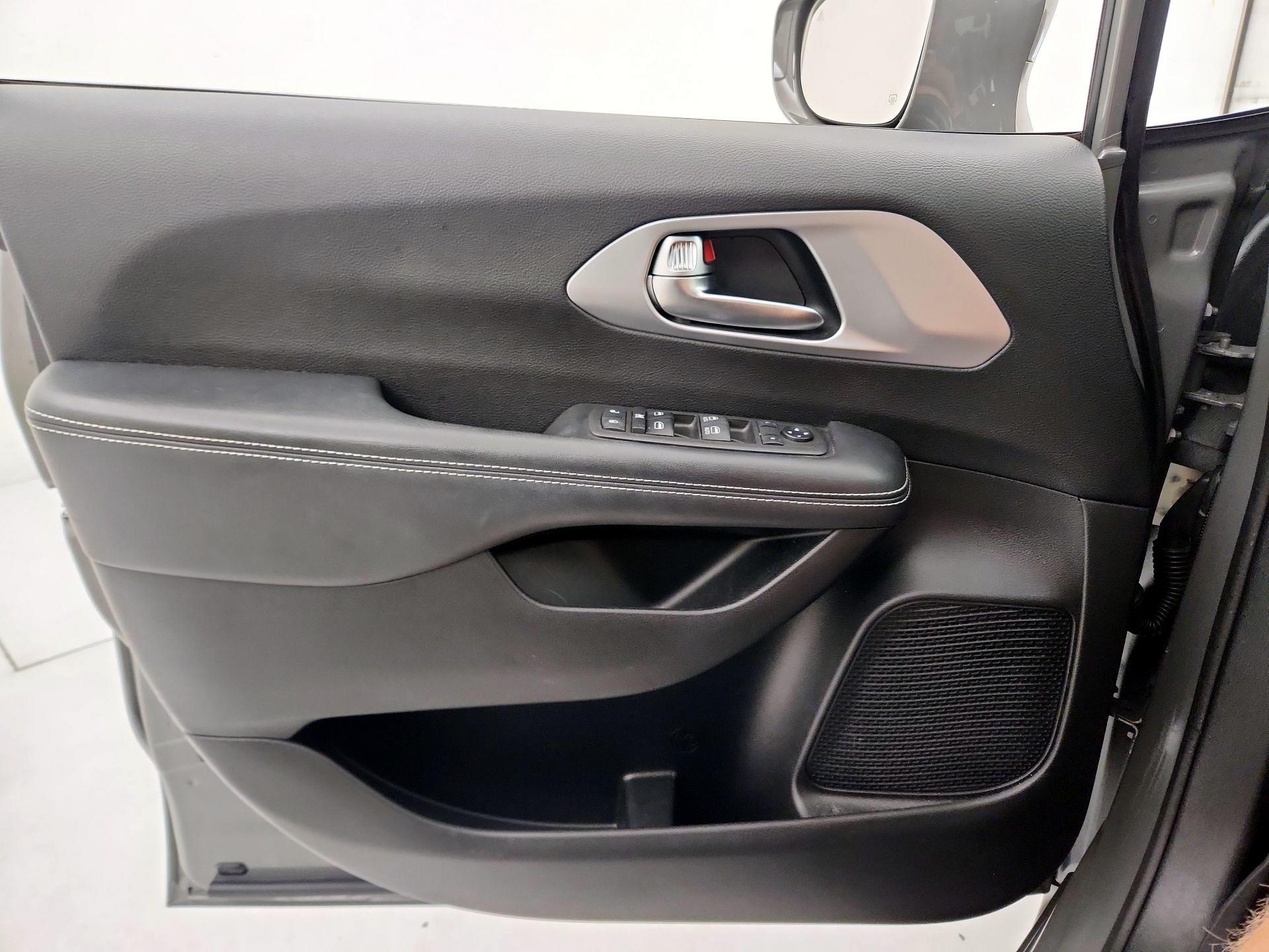 Thumbnail: 2021 Chrysler Pacifica - 12