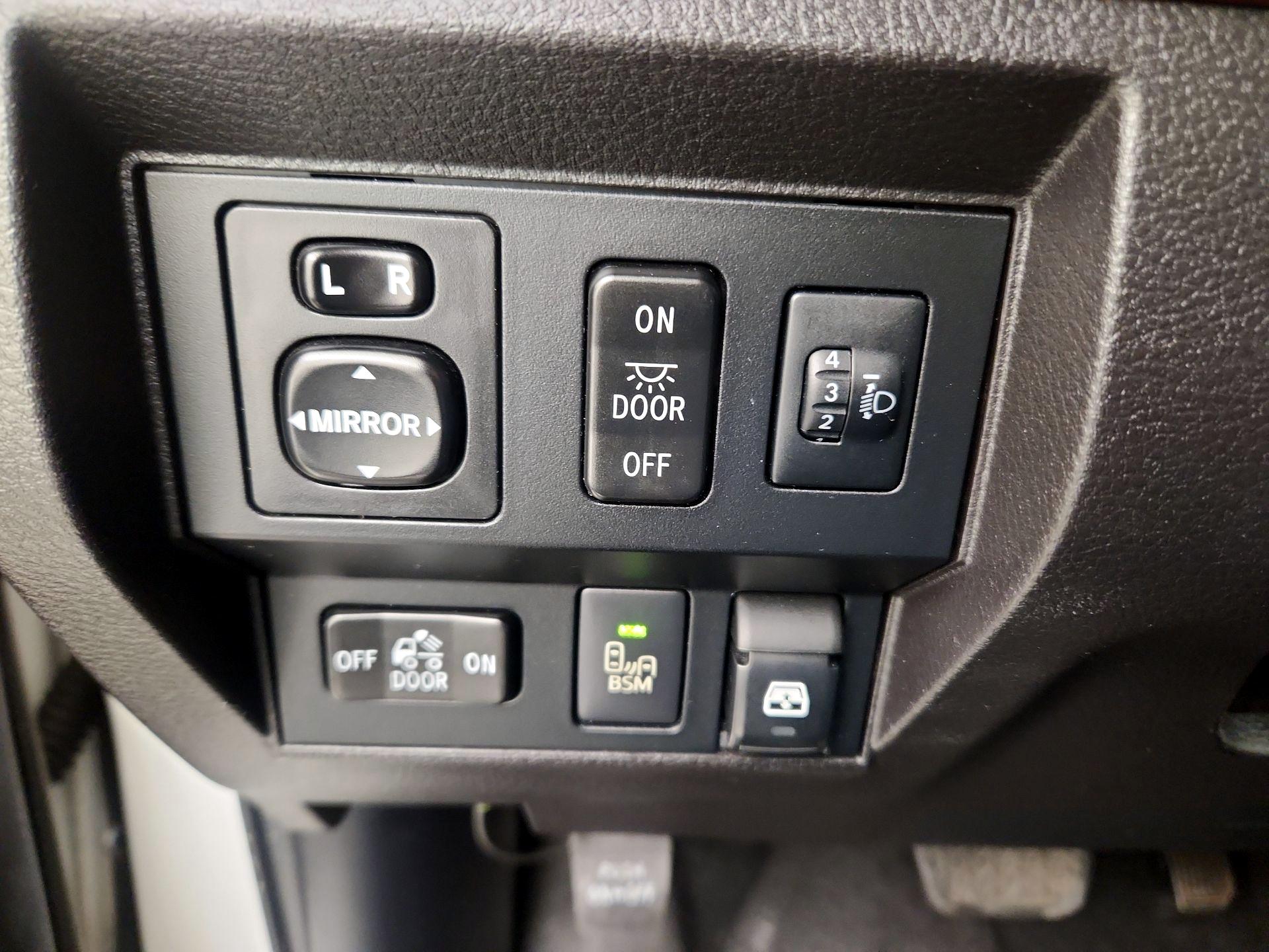 Thumbnail: 2015 Toyota Tundra - 13